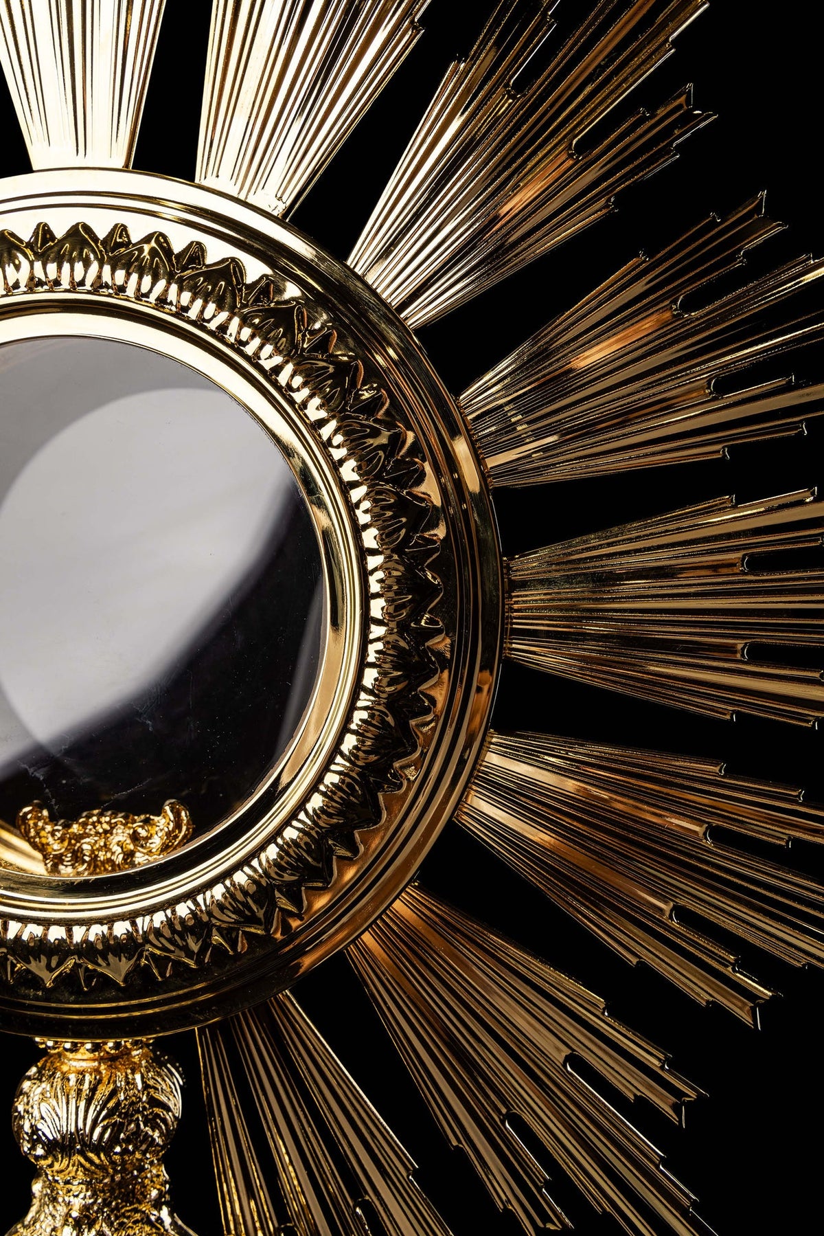 Ostensório barroco banhado a ouro, detalhe lateral dos raios e da moldura