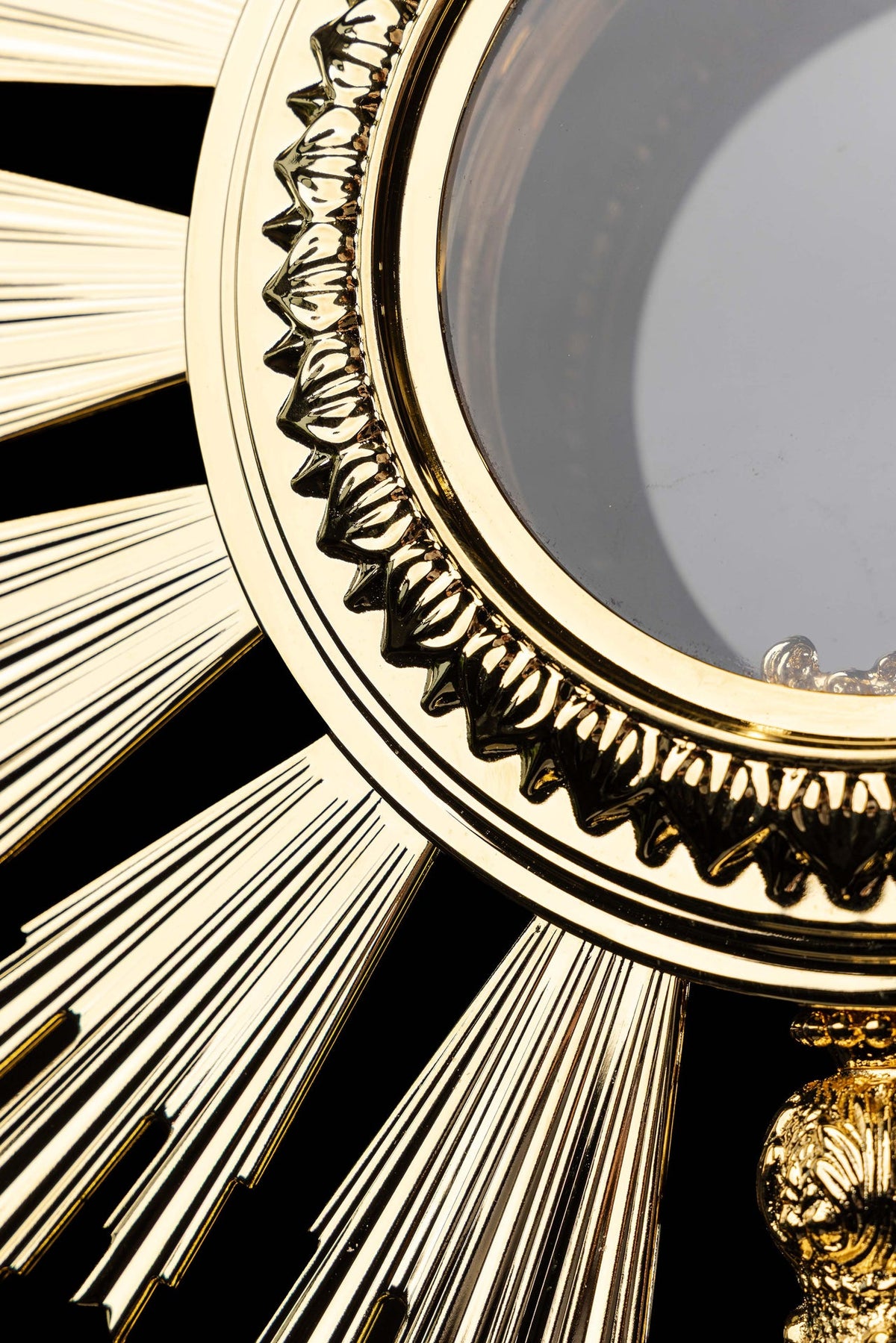 Ostensório barroco banhado a ouro, close dos raios e moldura decorada