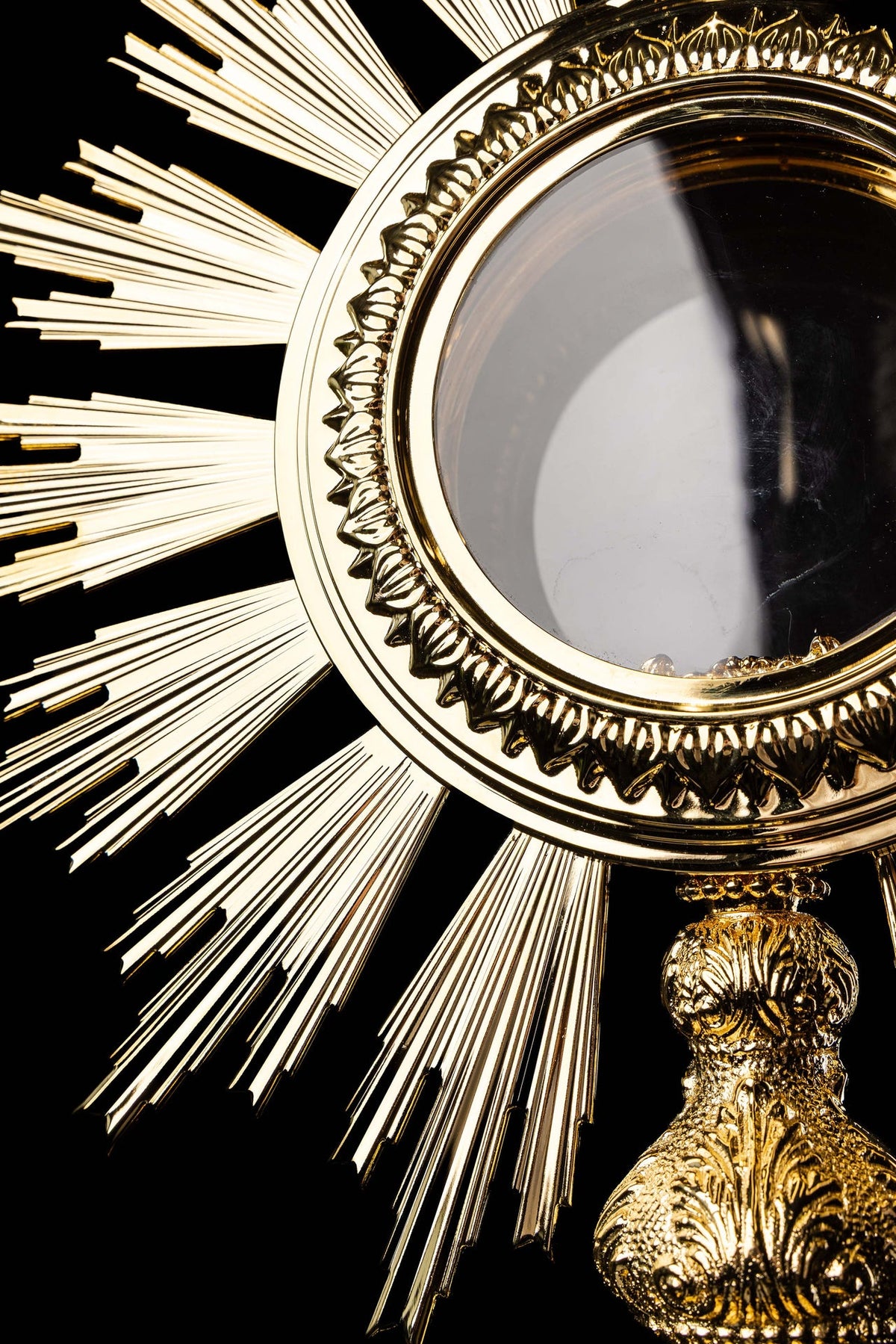 Ostensório barroco banhado a ouro, detalhe da moldura ao redor da hóstia