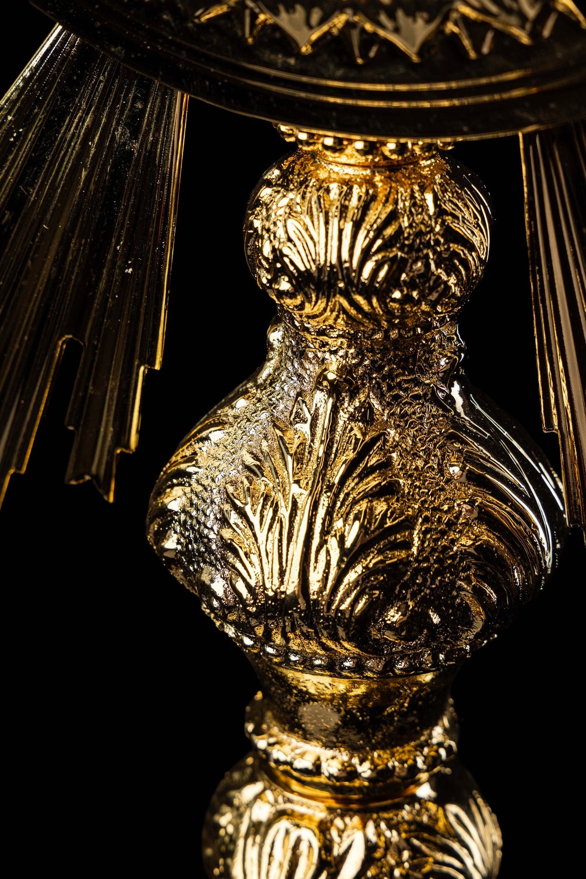 Ostensório barroco banhado a ouro, detalhe ornamentado do suporte central