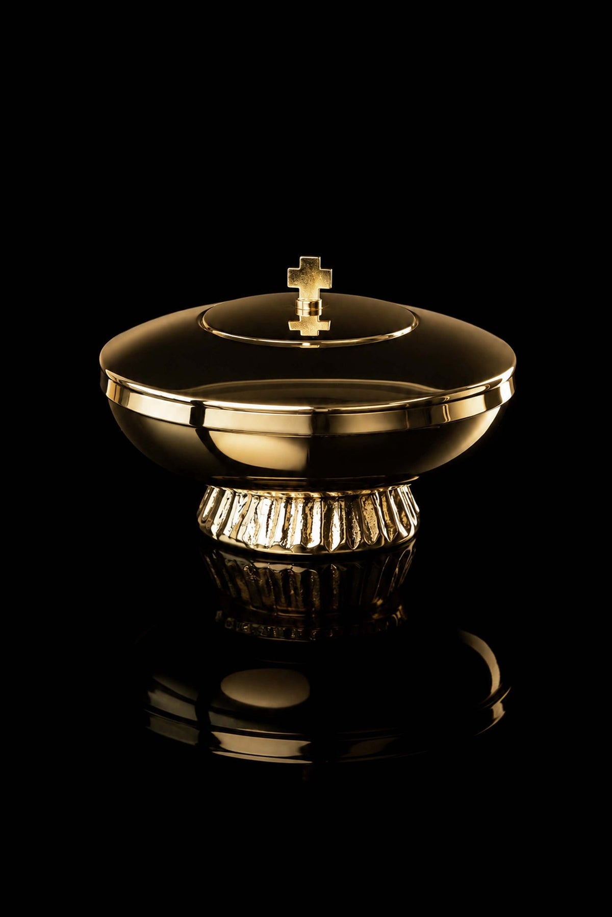 Cibório de latão banhado a ouro, 12 cm, em vista frontal com tampa e cruz
