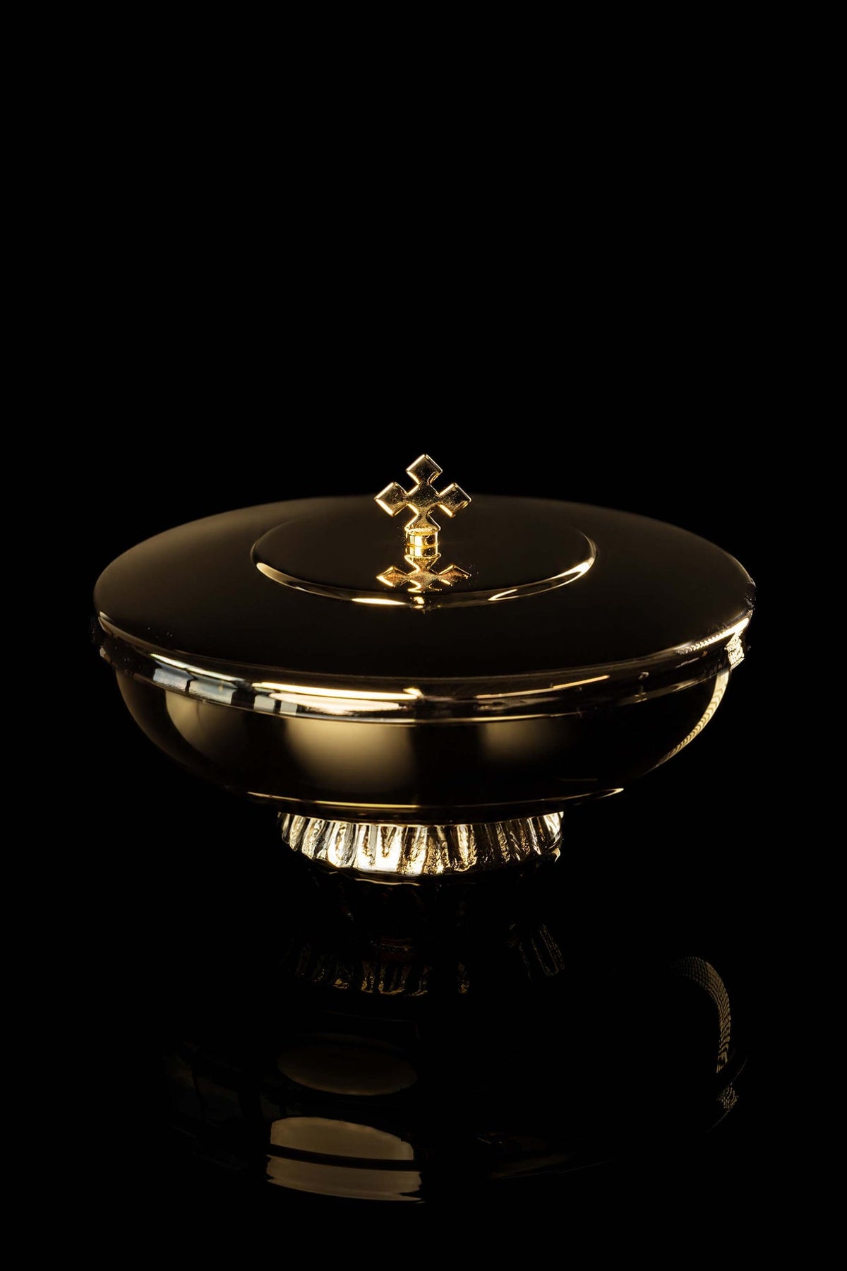 Cibório de latão banhado a ouro, 14 cm, vista frontal com tampa e cruz