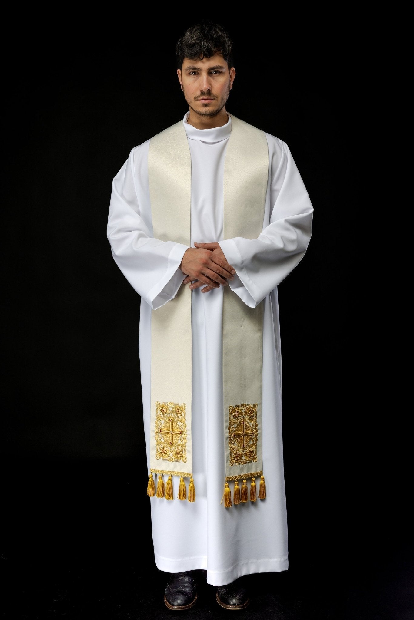 Estola sacerdotal dourada bordada e adornada com pedras