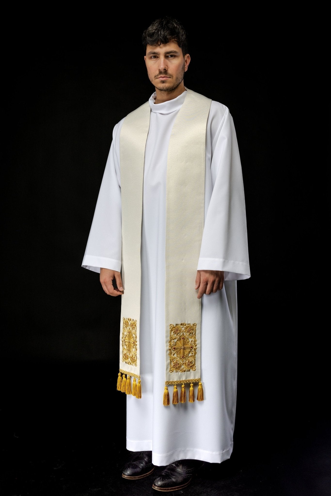 Estola sacerdotal dourada bordada e adornada com pedras