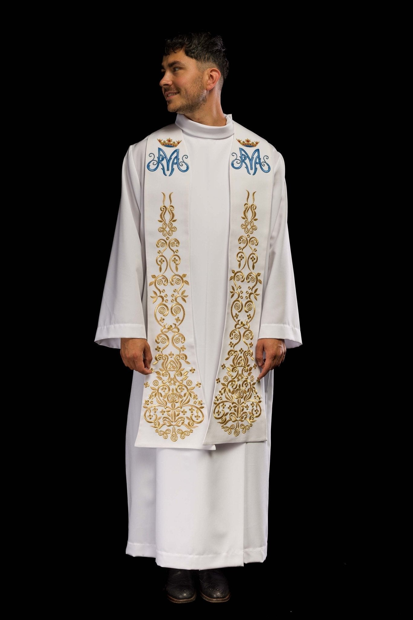 Estola sacerdotal branca bordada com motivo mariano e coroa