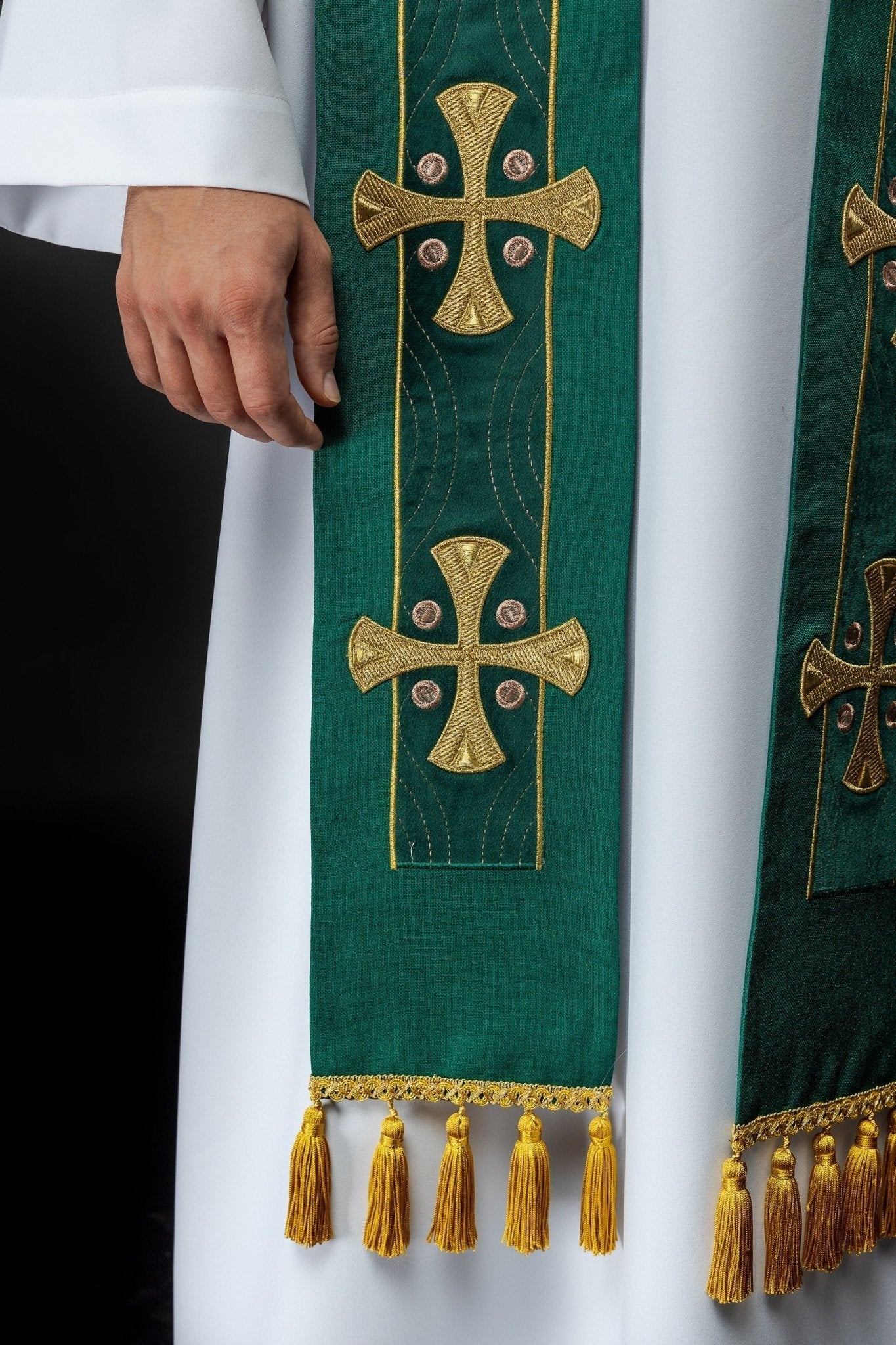 Estola bordada com cruzes verde