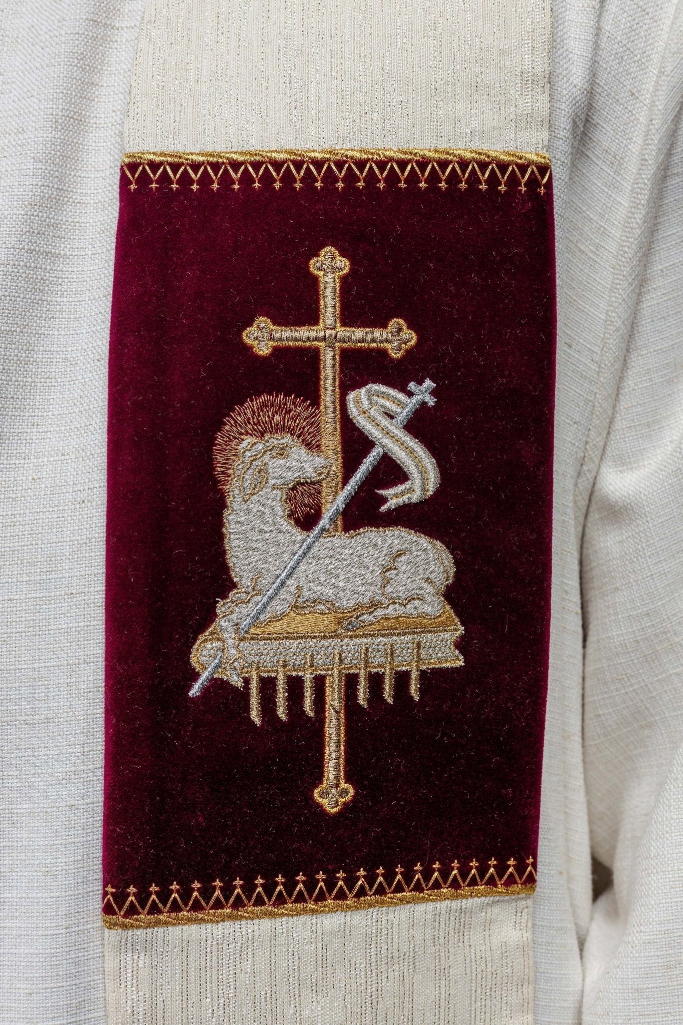Estola com Cordeiro de Deus bordado e símbolo JHS