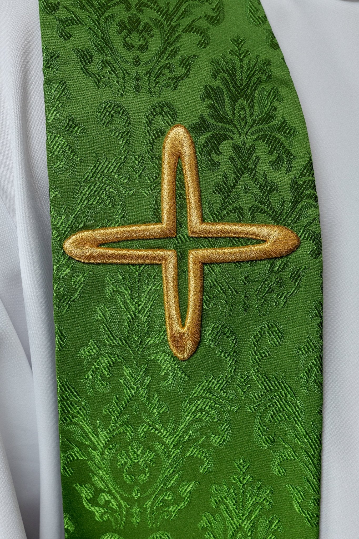 Estola bordada jacquard com motivos de cruzes verde