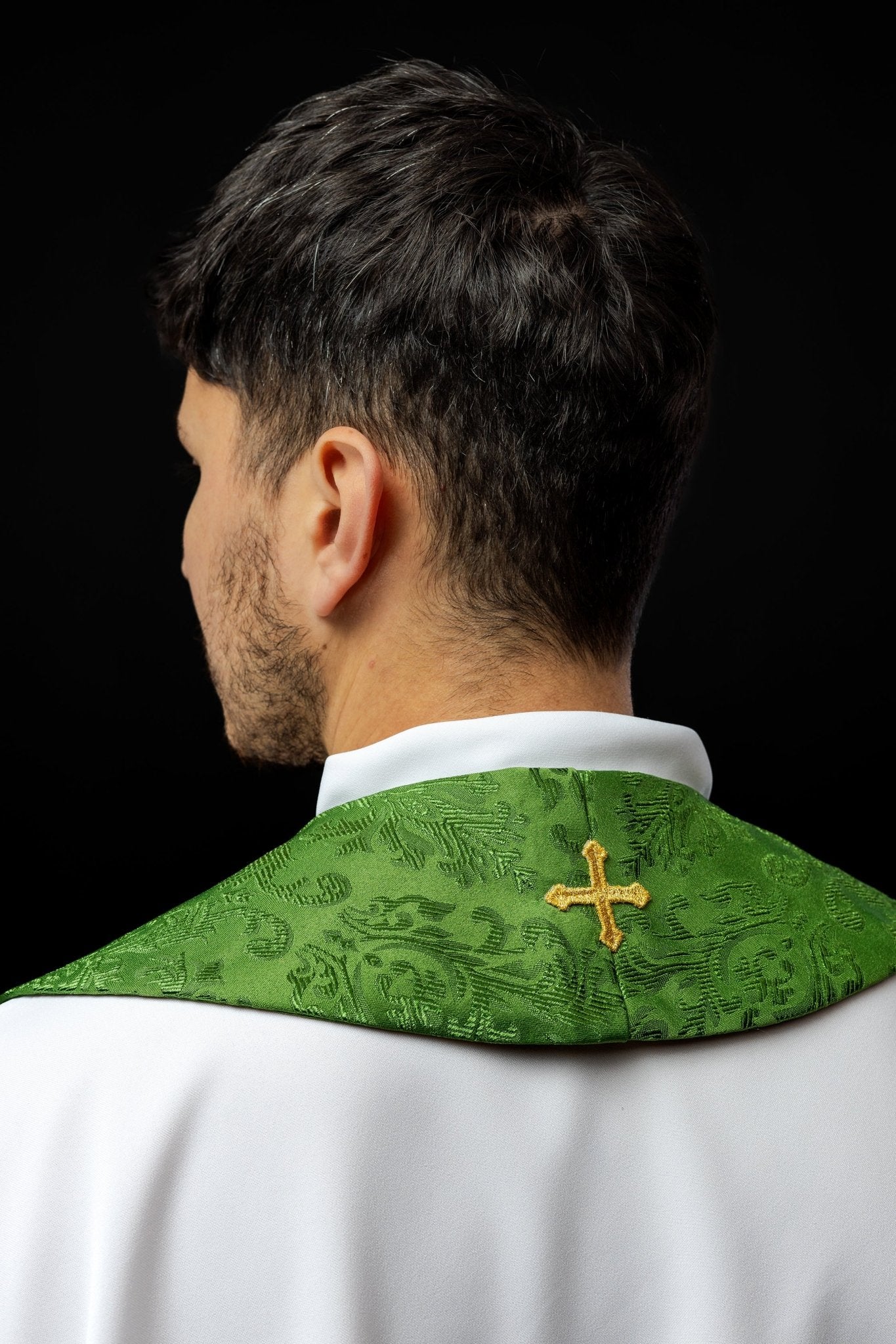 Estola bordada jacquard com motivos de cruzes verde