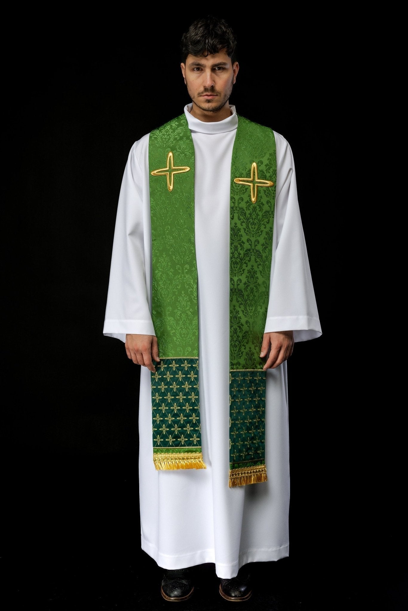 Estola bordada jacquard com motivos de cruzes verde