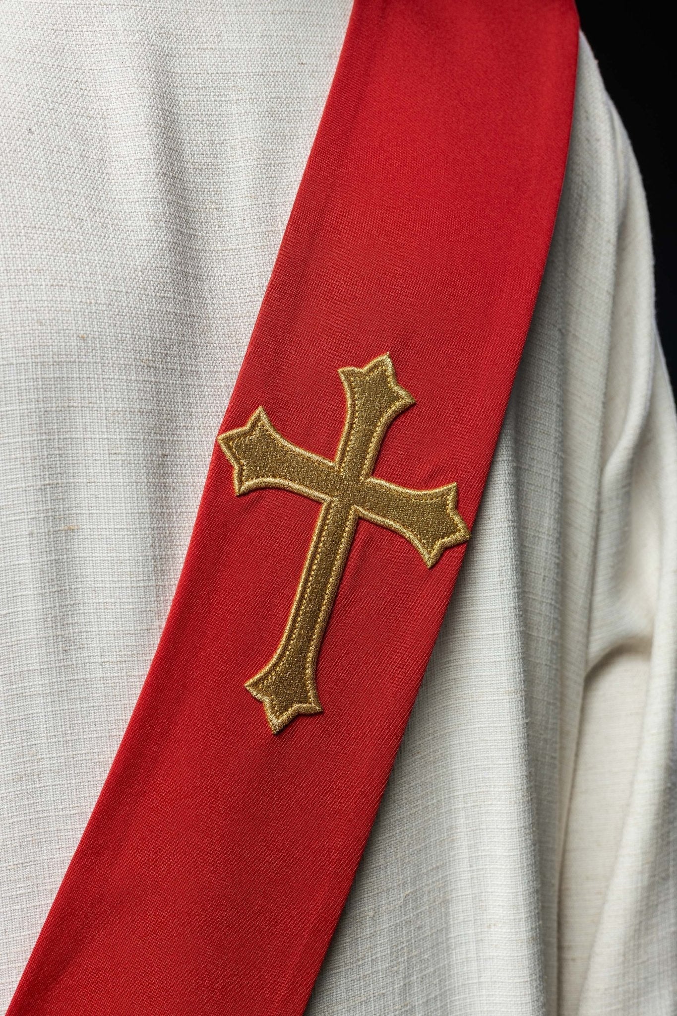 Estola diaconal vermelha com cruz