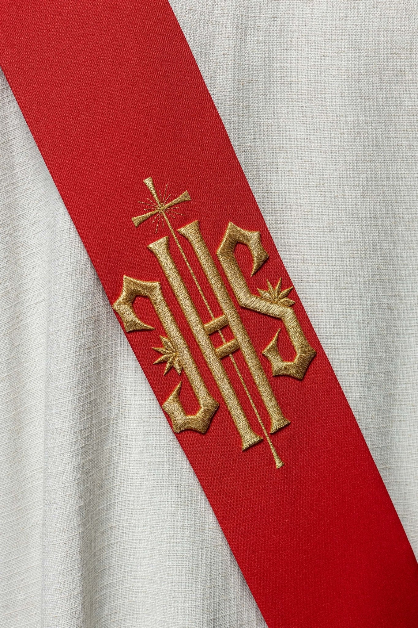 Estola diaconal bordada IHS com cruz