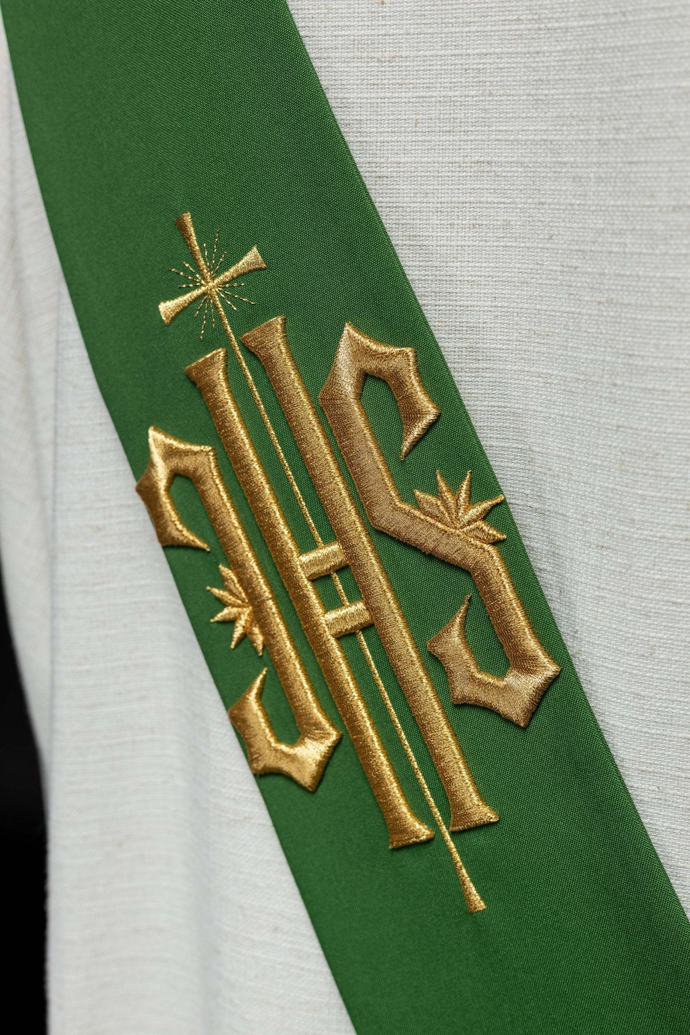 Estola diaconal bordada IHS com Cruz