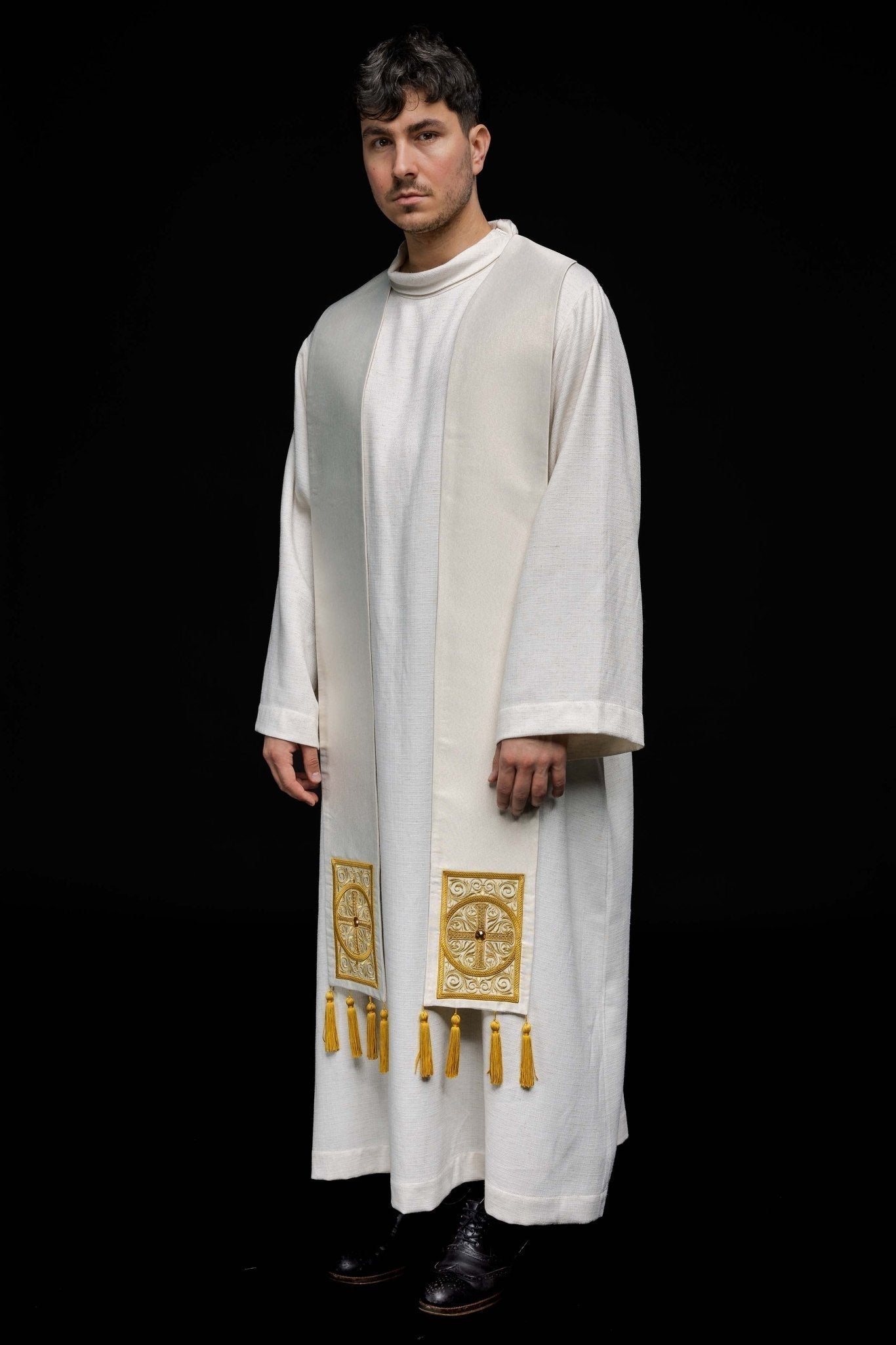 Estola sacerdotal dourada bordada com borlas