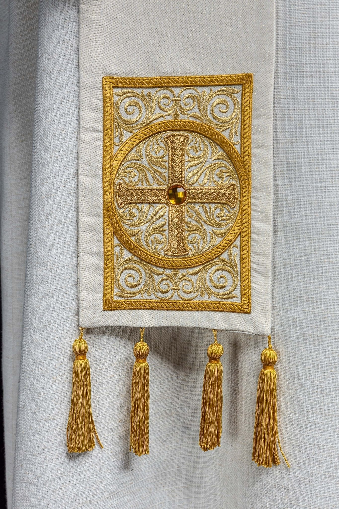 Estola sacerdotal dourada bordada com borlas