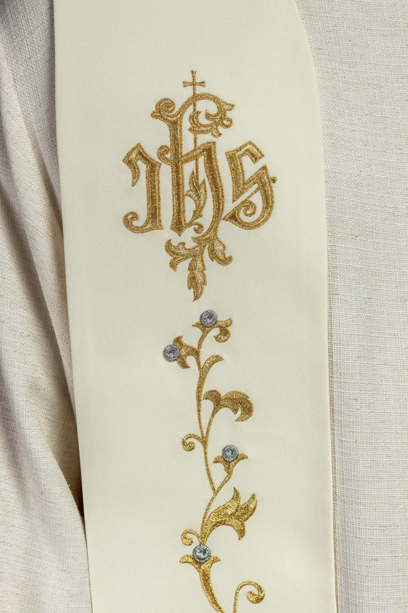 Estola creme bordada IHS na cruz