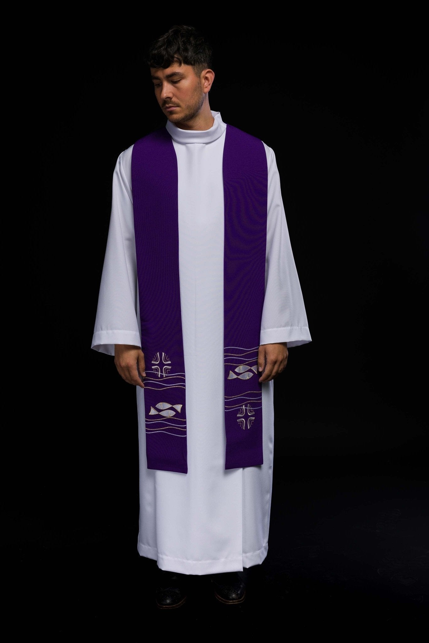 Estola sacerdotal roxa com bordado de peixes