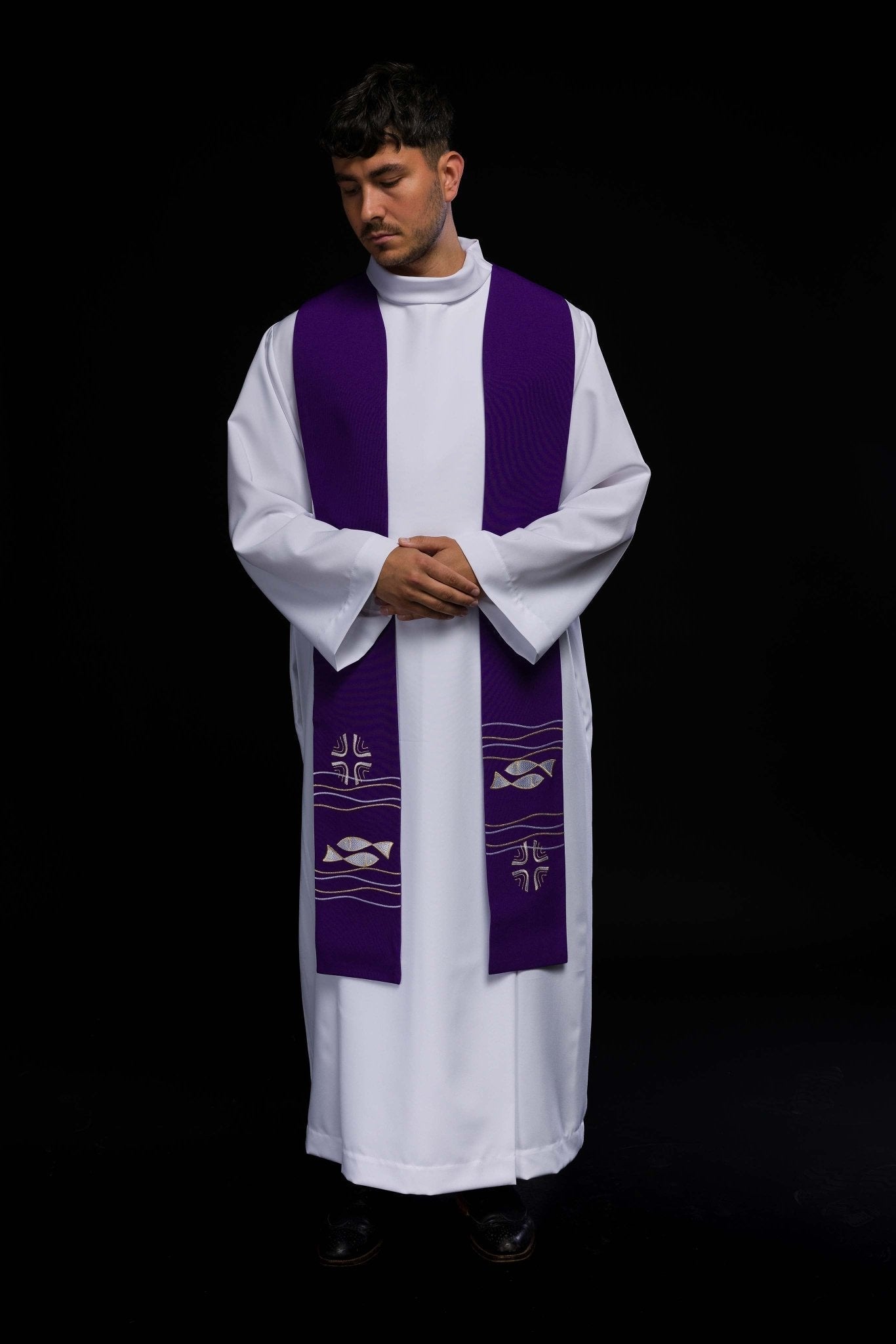 Estola sacerdotal roxa com bordado de peixes