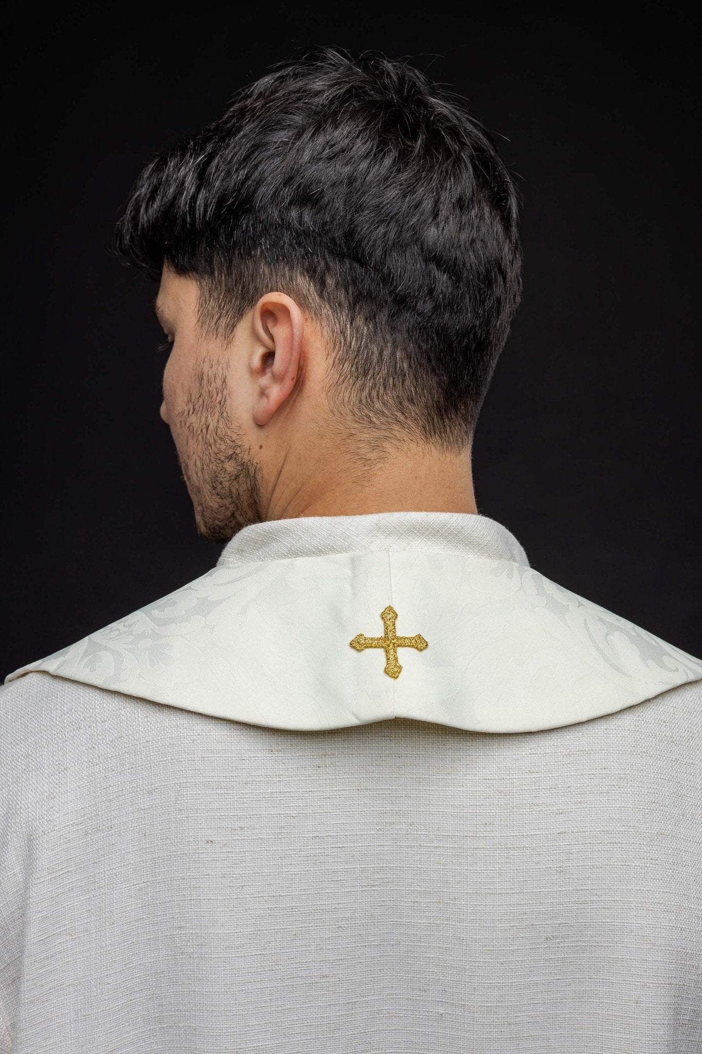 Estola romana com bordado de cruz