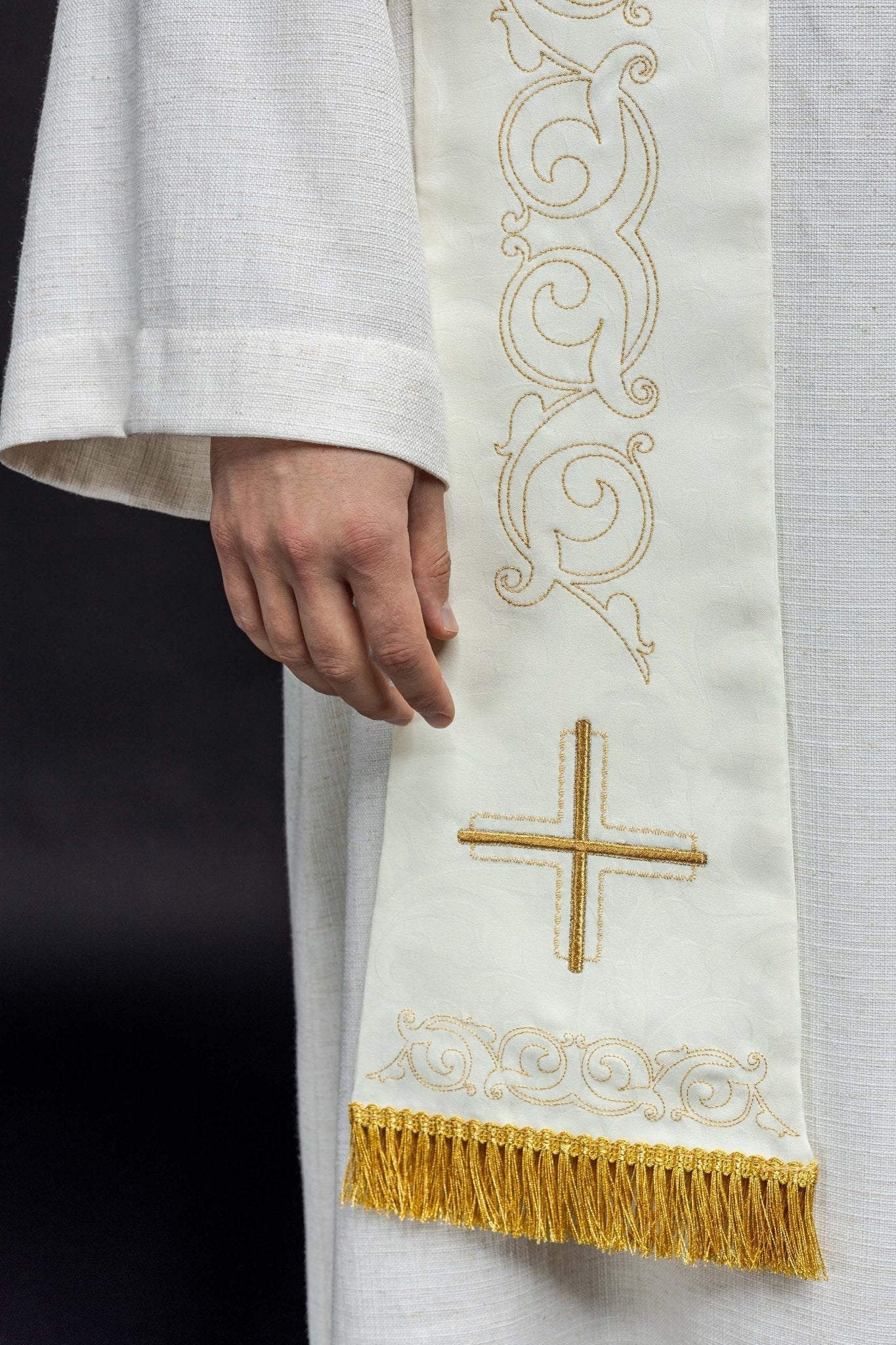 Estola romana com bordado de cruz