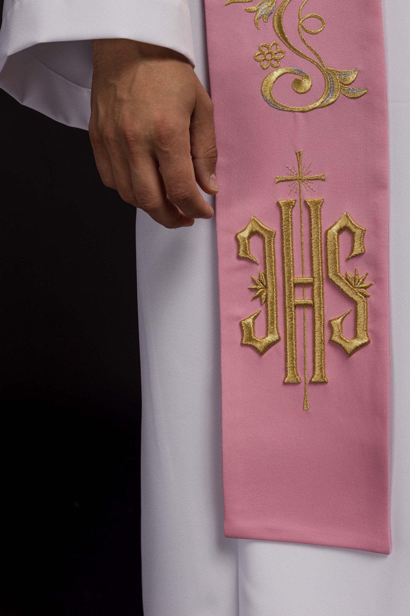 Estola sacerdotal bordada IHS rosa