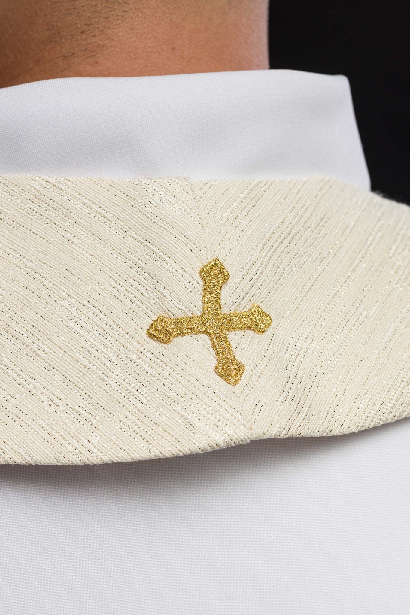 Estola sacerdotal creme com bordado IHS e cálice eucarístico