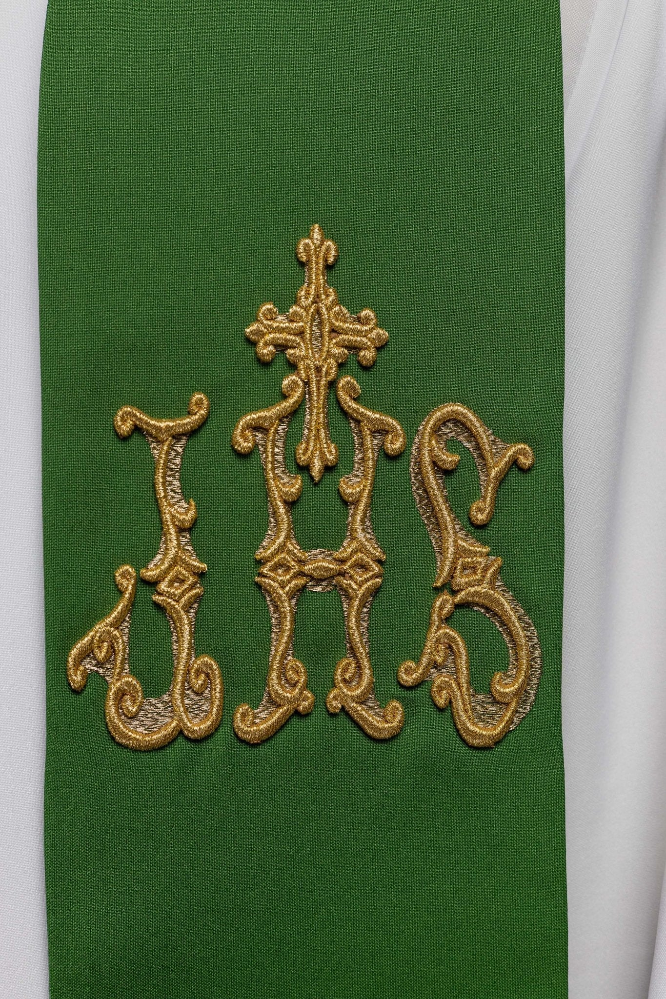 Estola sacerdotal verde bordada com cruz e IHS