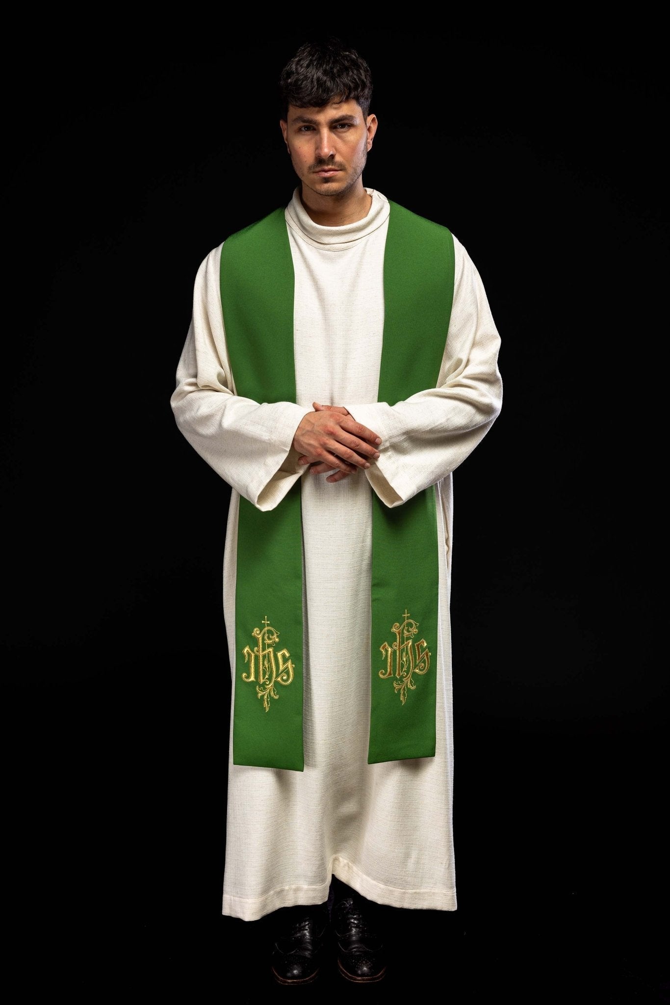 Estola verde com bordado IHS