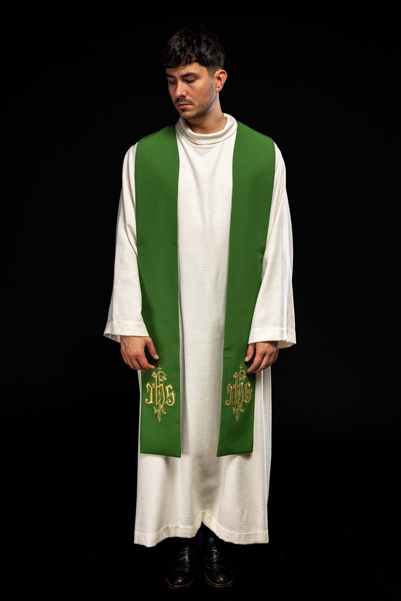 Estola verde com bordado IHS