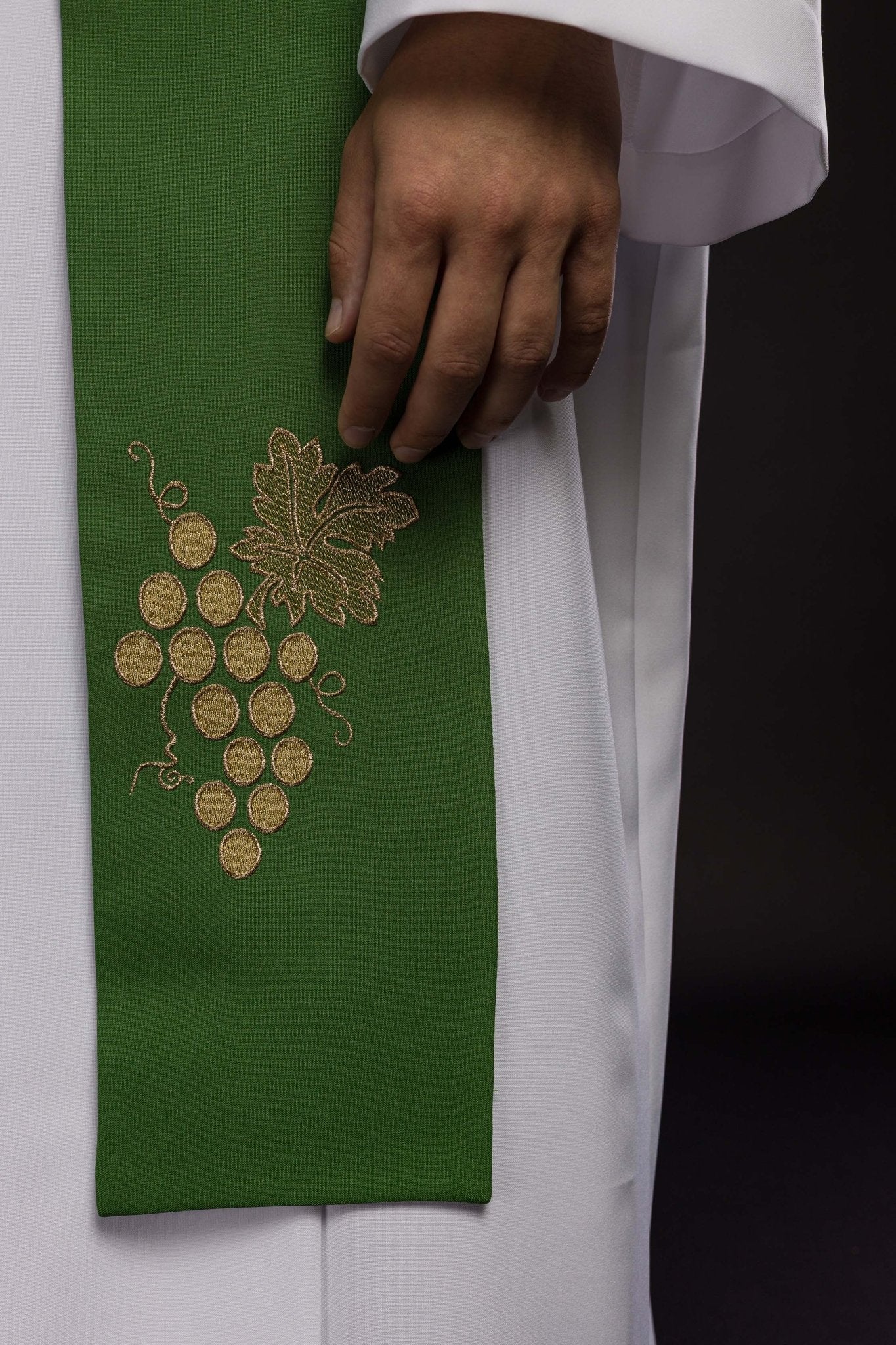 Estola sacerdotal verde bordada IHS com uvas