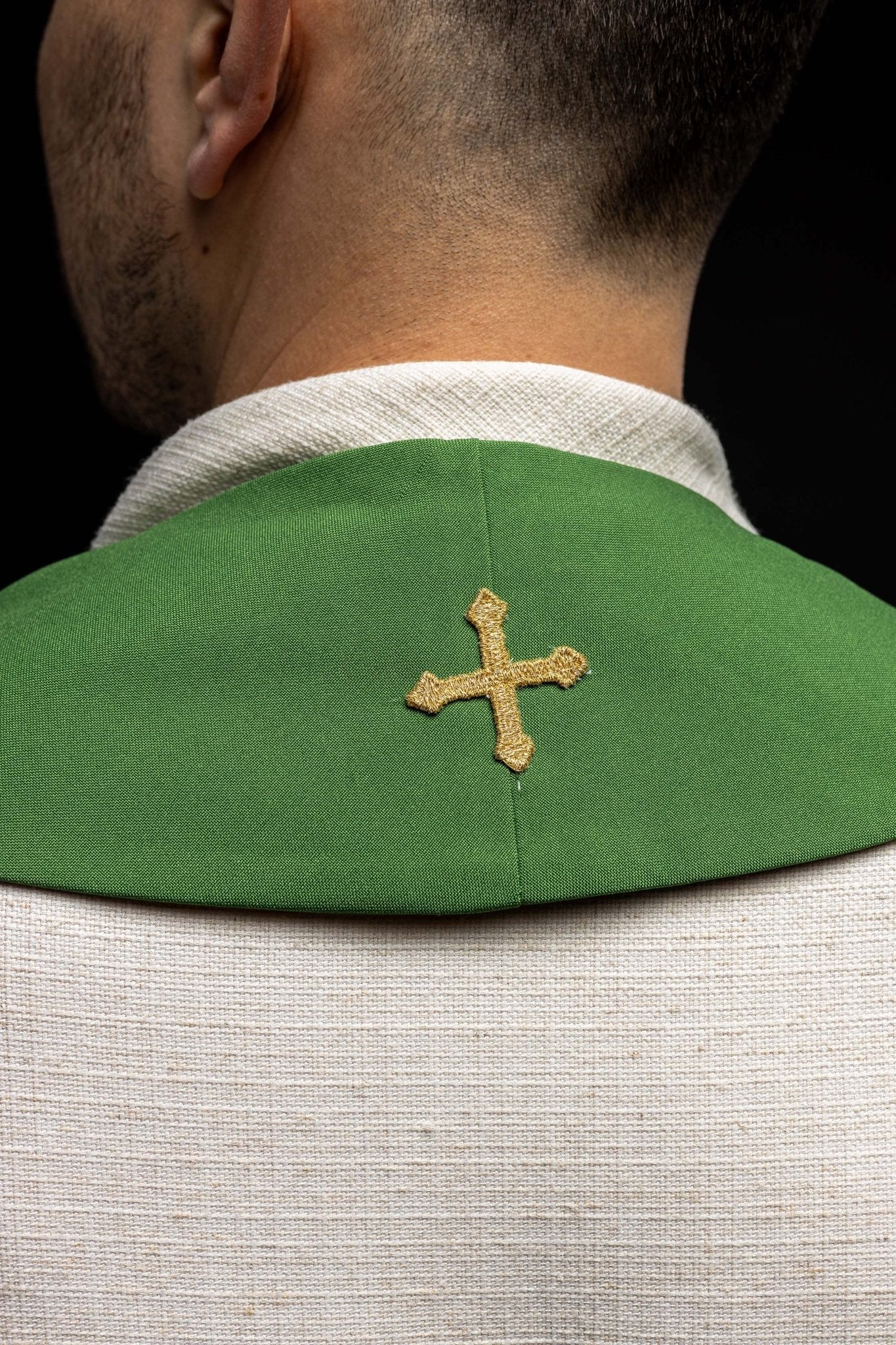 Estola sacerdotal verde com bordado de peixes ichthys e cruzes em prata e dourado — vista frontal em corpo inteiro