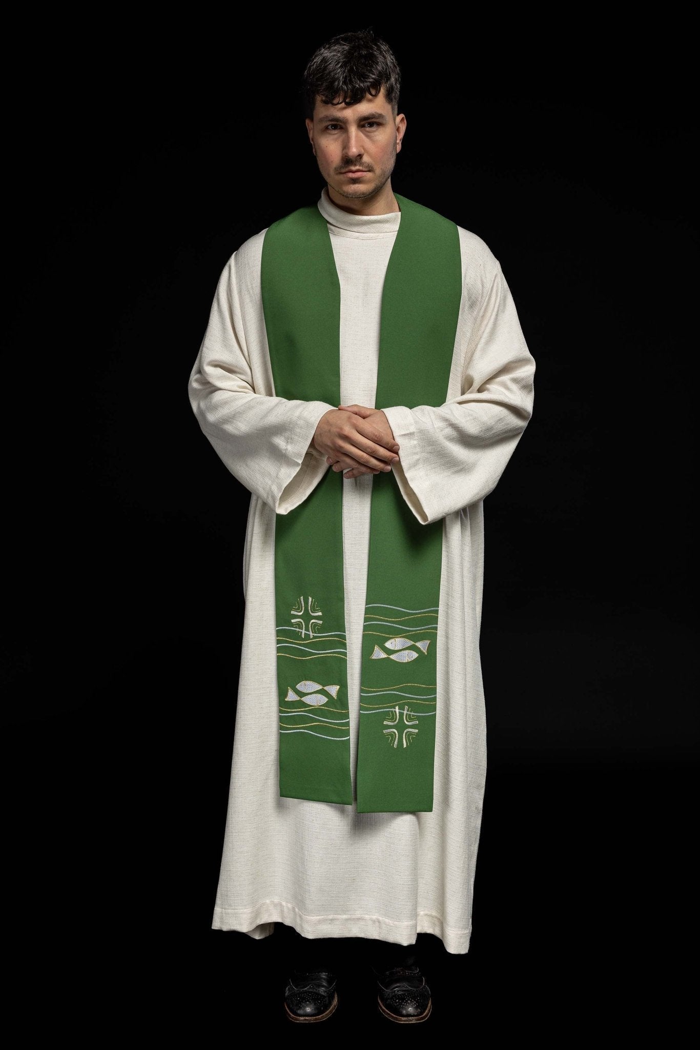 Estola sacerdotal verde com bordado de peixes ichthys e cruzes em prata e dourado — vista frontal em corpo inteiro