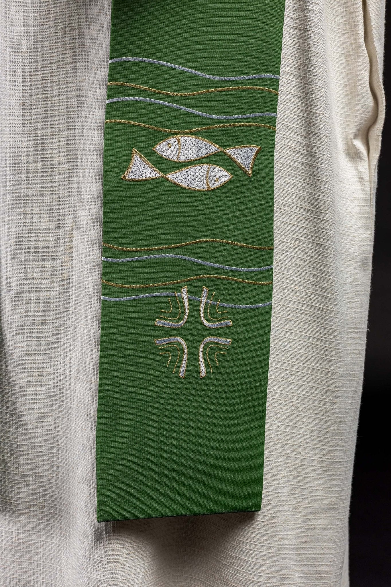 Estola sacerdotal verde com bordado de peixes ichthys e cruzes em prata e dourado — vista frontal em corpo inteiro