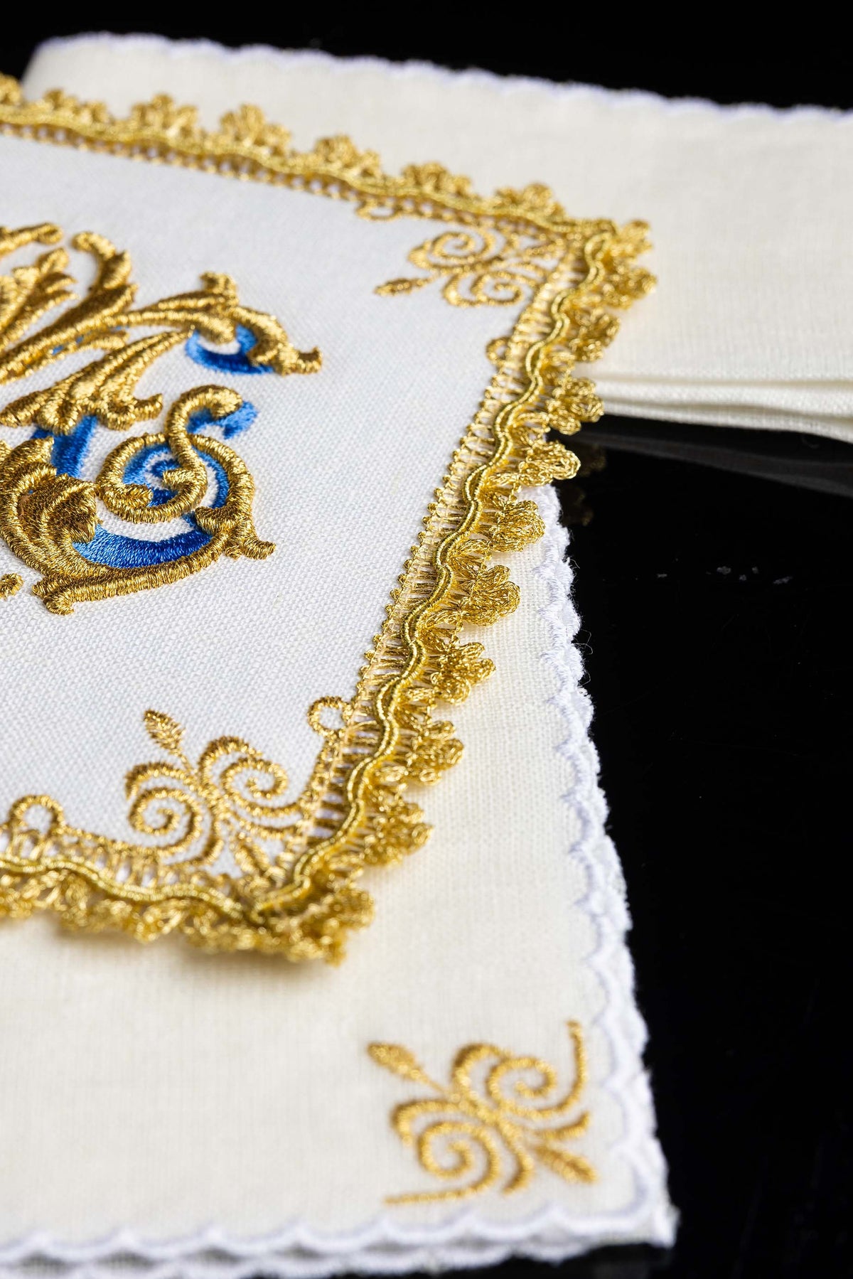 Alfaias litúrgicas, detalhe da renda dourada e da borda recortada do linho branco