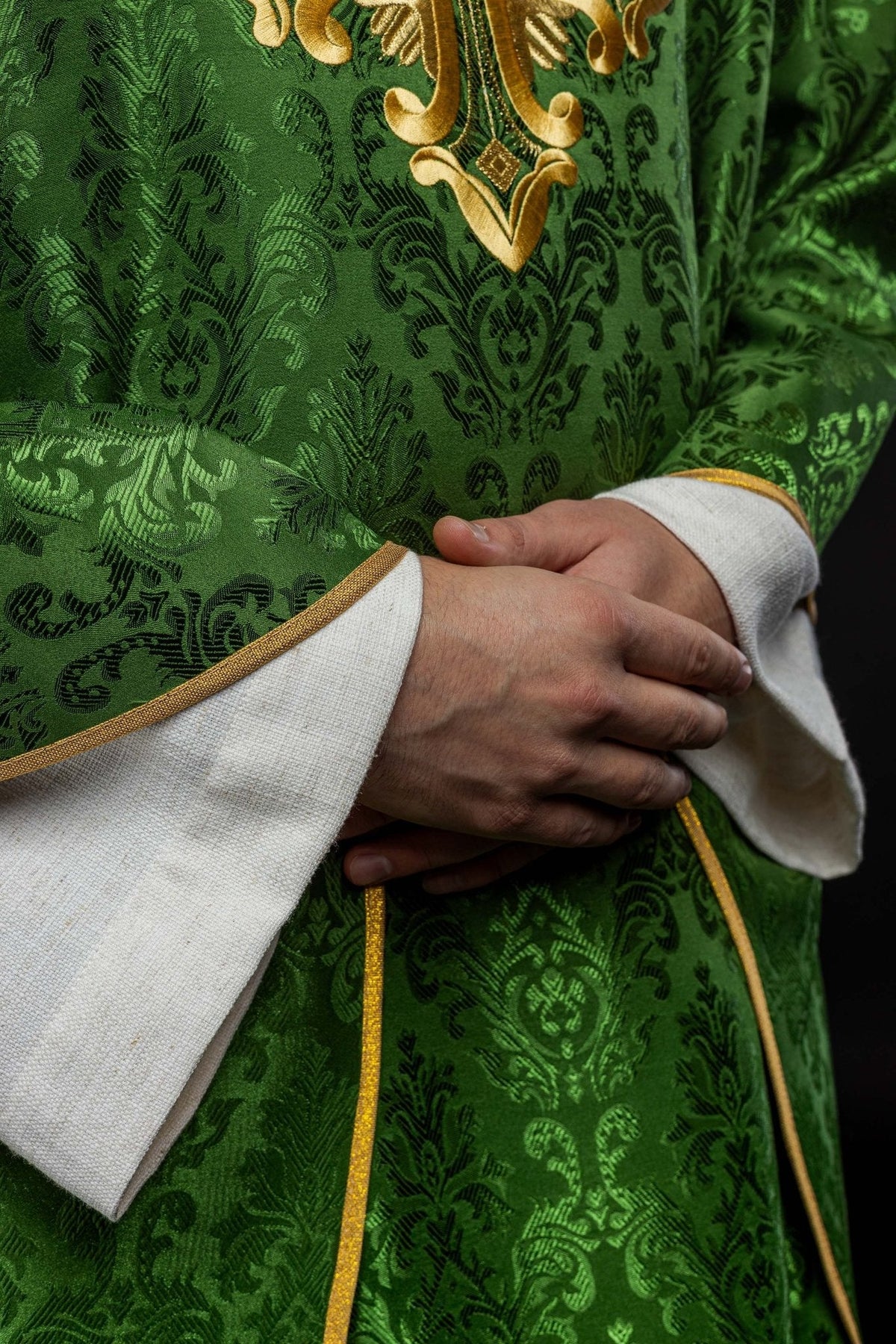 Casula verde estampada, detalhe da barra com acabamento dourado