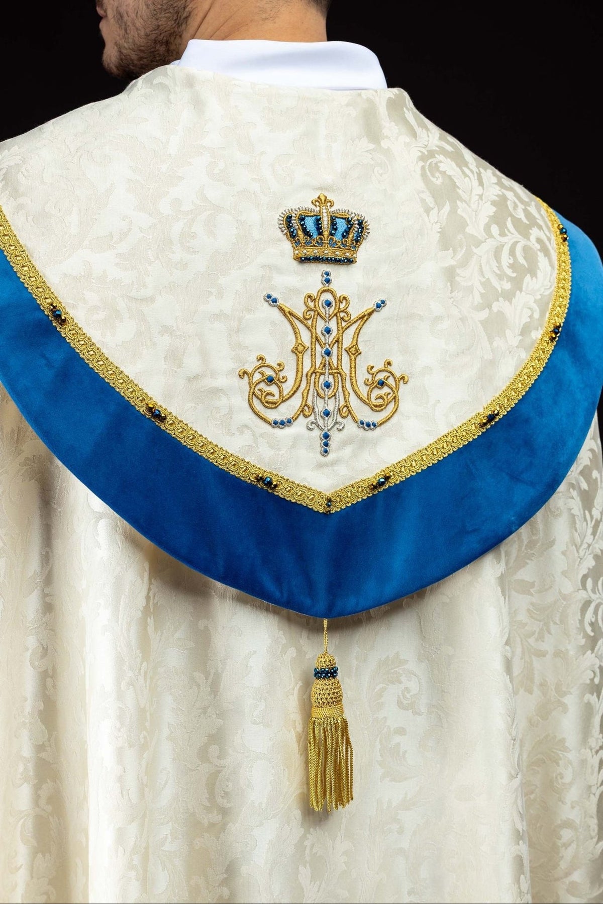 Capa de asperges litúrgica mariana feita à mão com pedras naturais, vista traseira em marfim ecru, azul e dourado