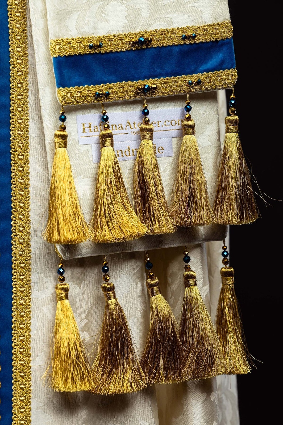Capa de asperges litúrgica mariana, detalhe da borla dourada e do acabamento azul