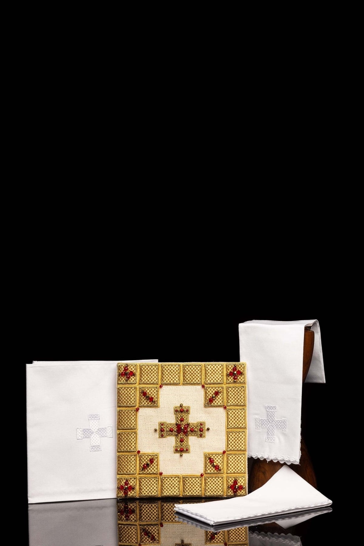 Conjunto de altar para cálice feito à mão com pedras naturais branco, com cruz dourada e peças litúrgicas