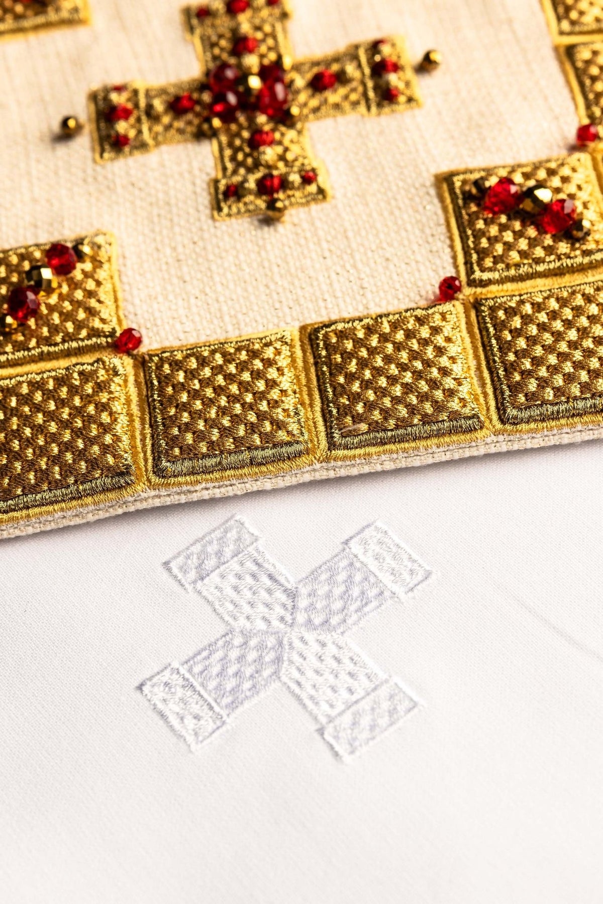Conjunto de altar para cálice com vista lateral do tecido branco e bordado dourado