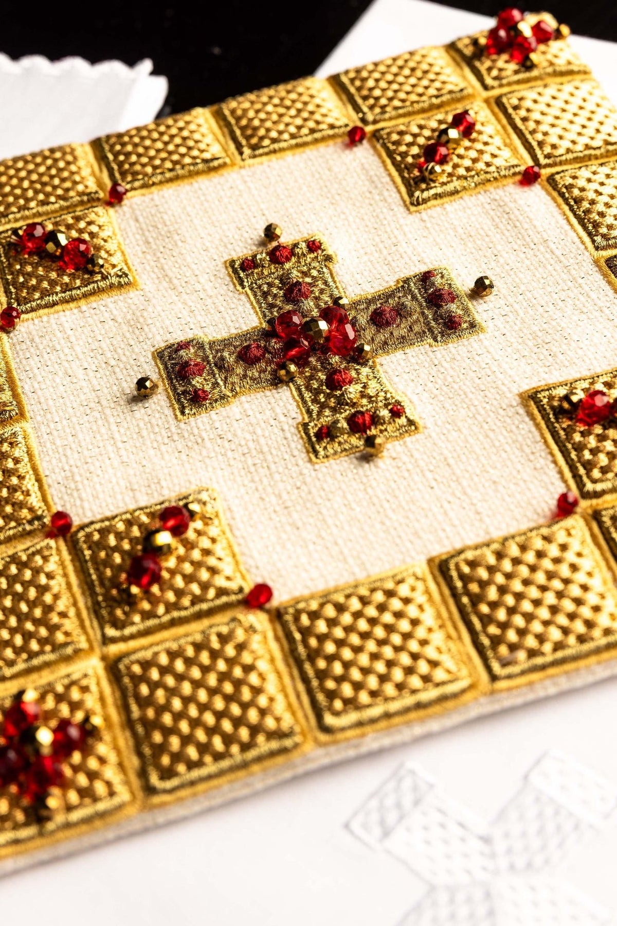 Conjunto de altar para cálice com cruz dourada e moldura de quadrados bordados