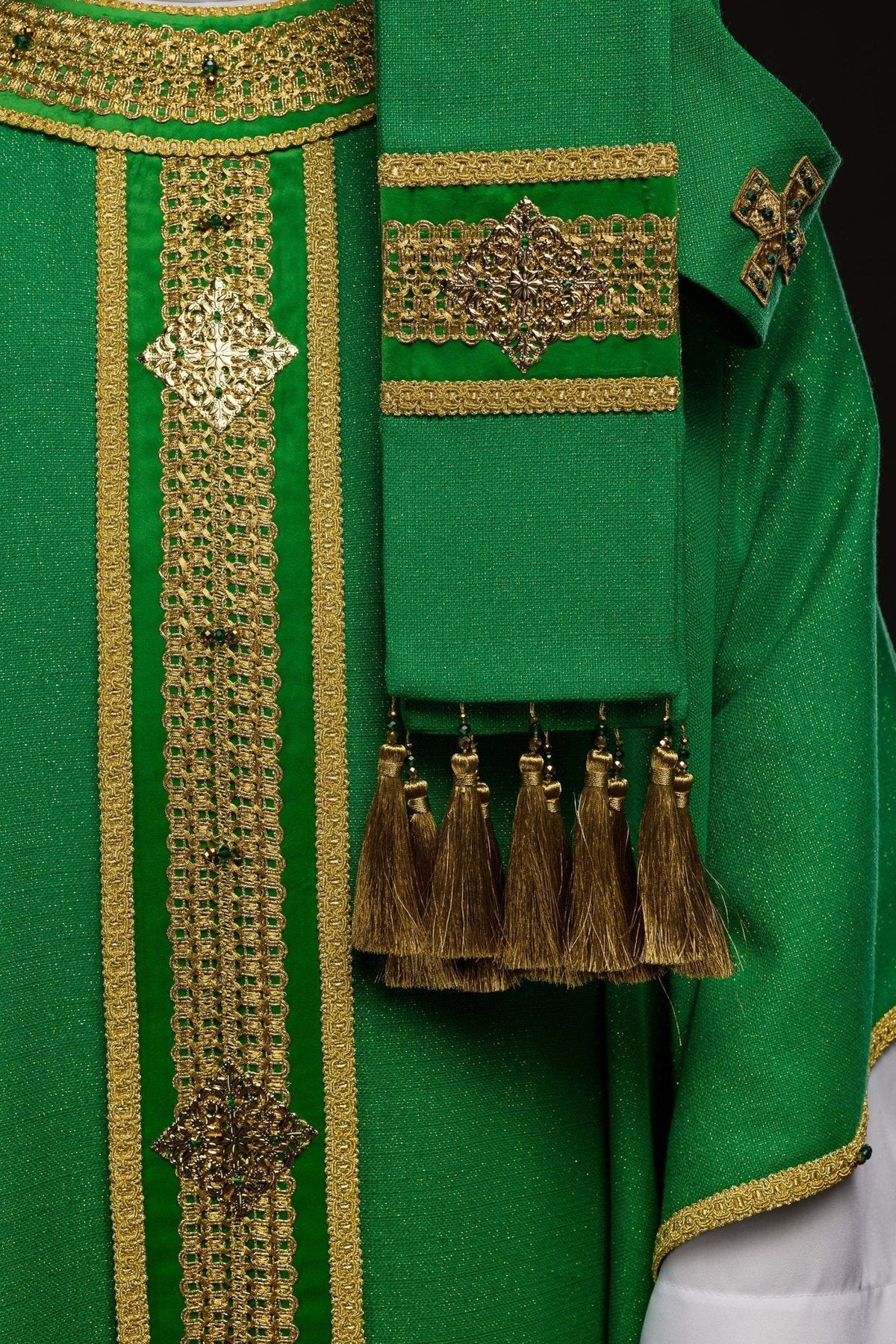 Casula verde artesanal em detalhe da manga com acabamento dourado e punho branco