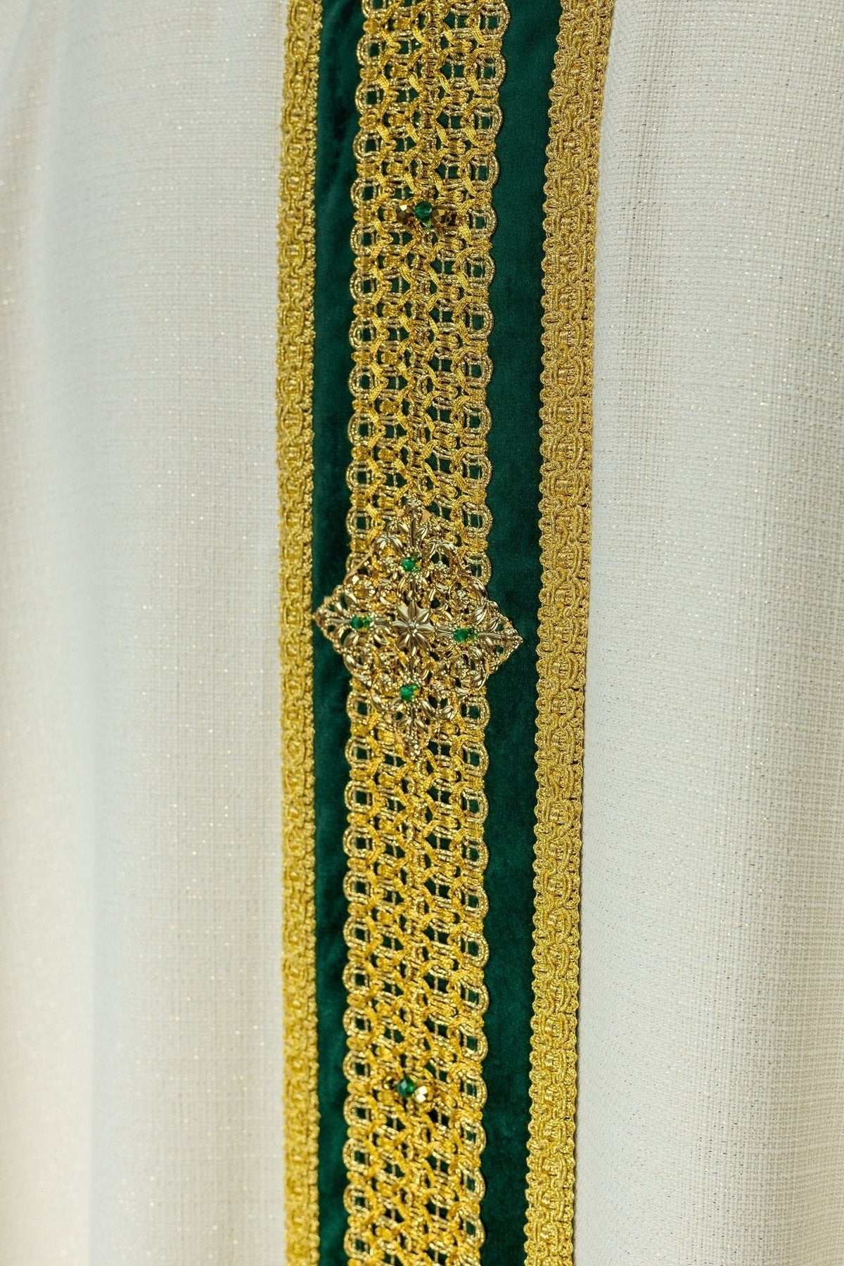 Casula artesanal vista posterior completa, com faixa central verde e ornamentos dourados