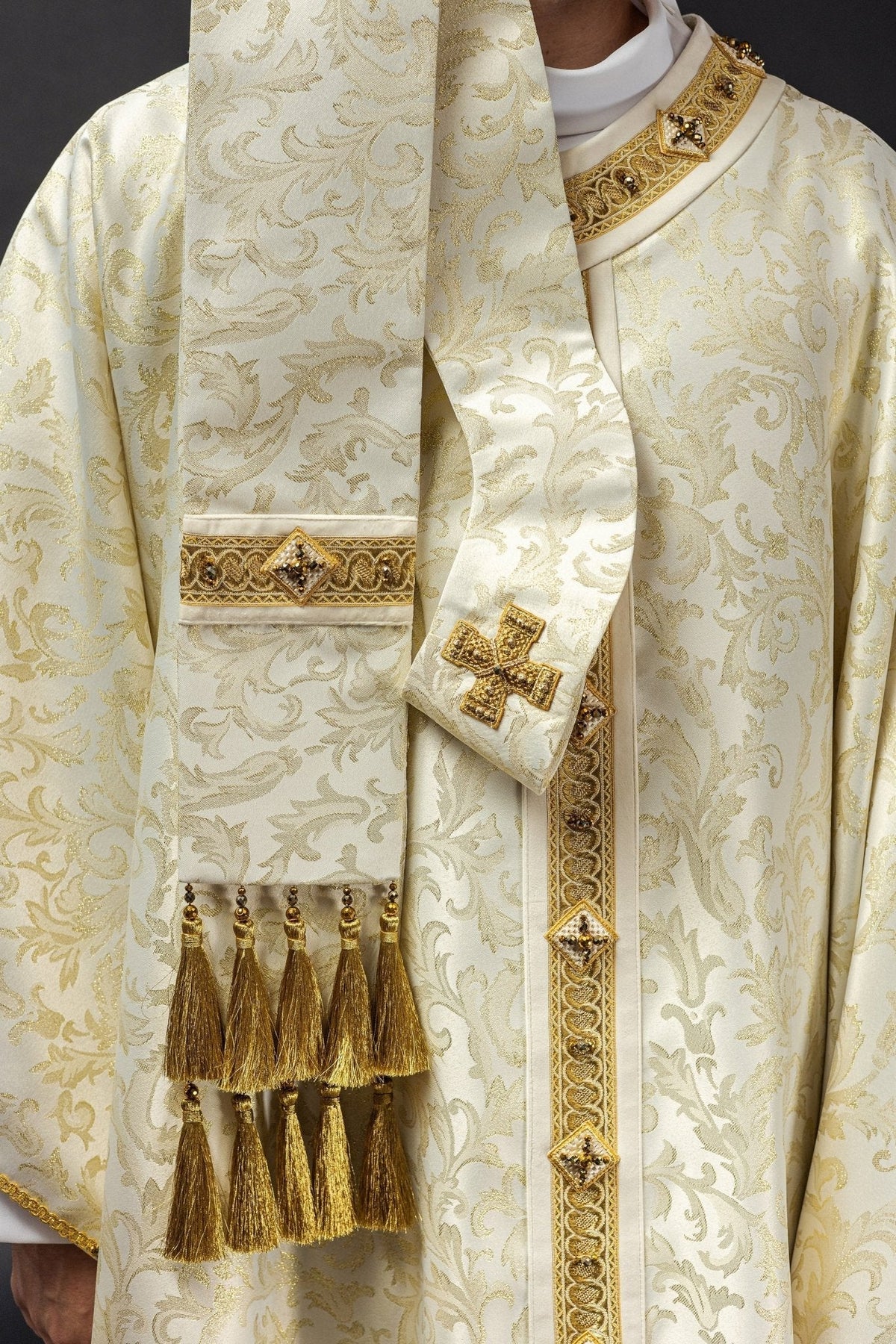 Casula artesanal marfim com estola combinando, franjas douradas e detalhes com pedras