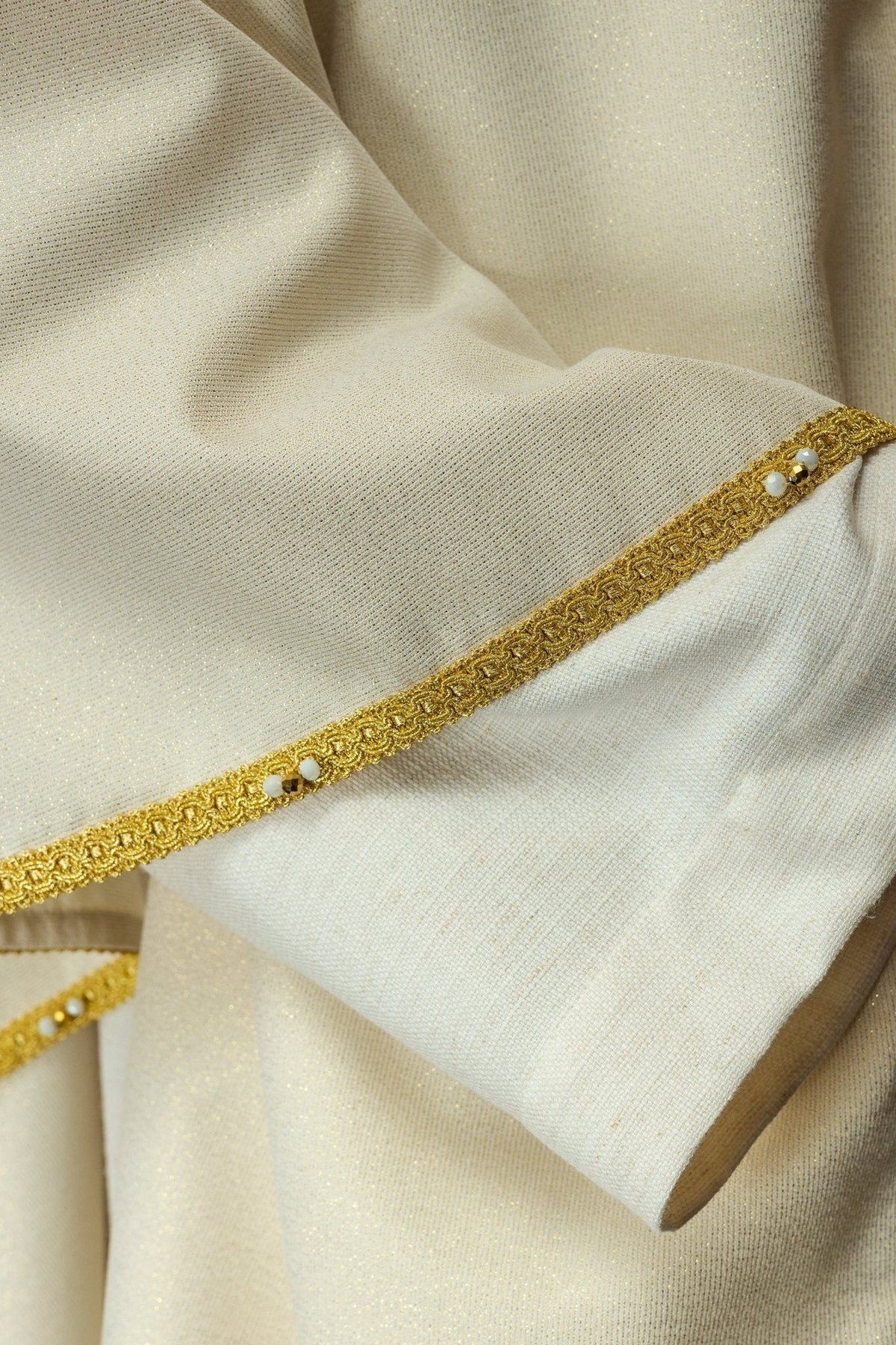 Casula com pedras naturais, close-up da gola e do galão dourado ornamentado
