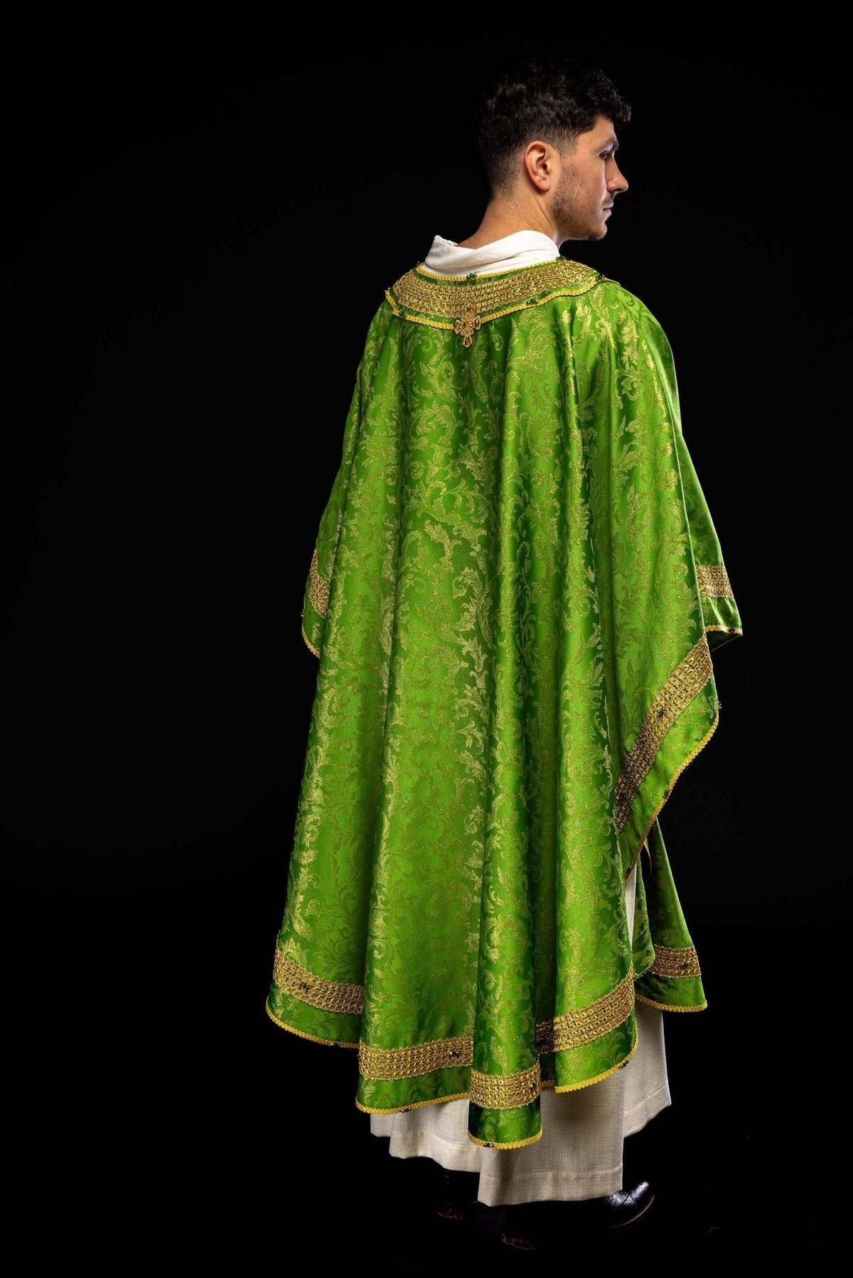 Casula verde feita à mão com pedras naturais, vista posterior vestida com estola ornamental
