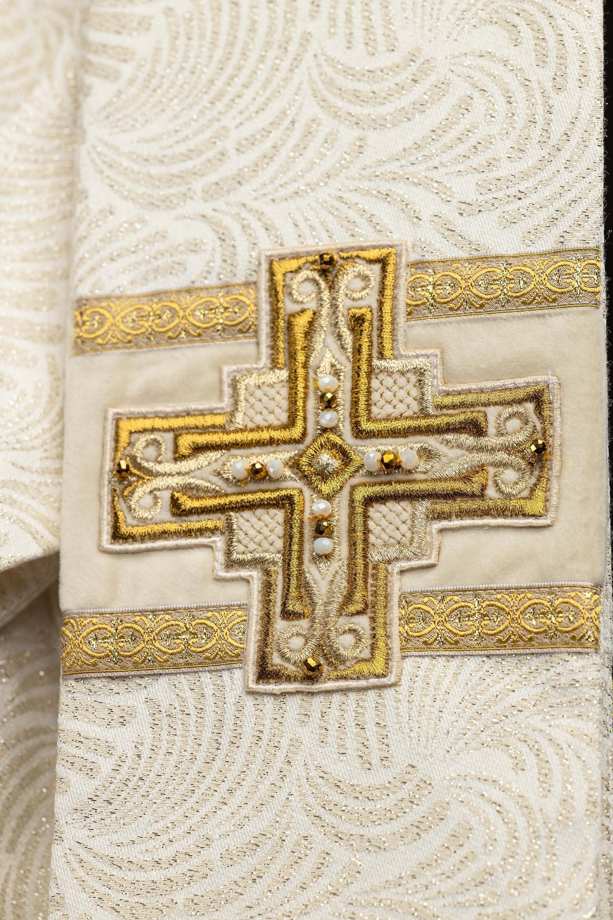 Casula com cruz bordada, estola sacerdotal e borlas douradas