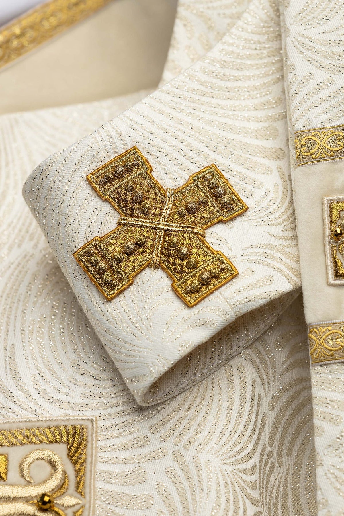 Casula com detalhe de cruz dourada bordada no tecido jacquard