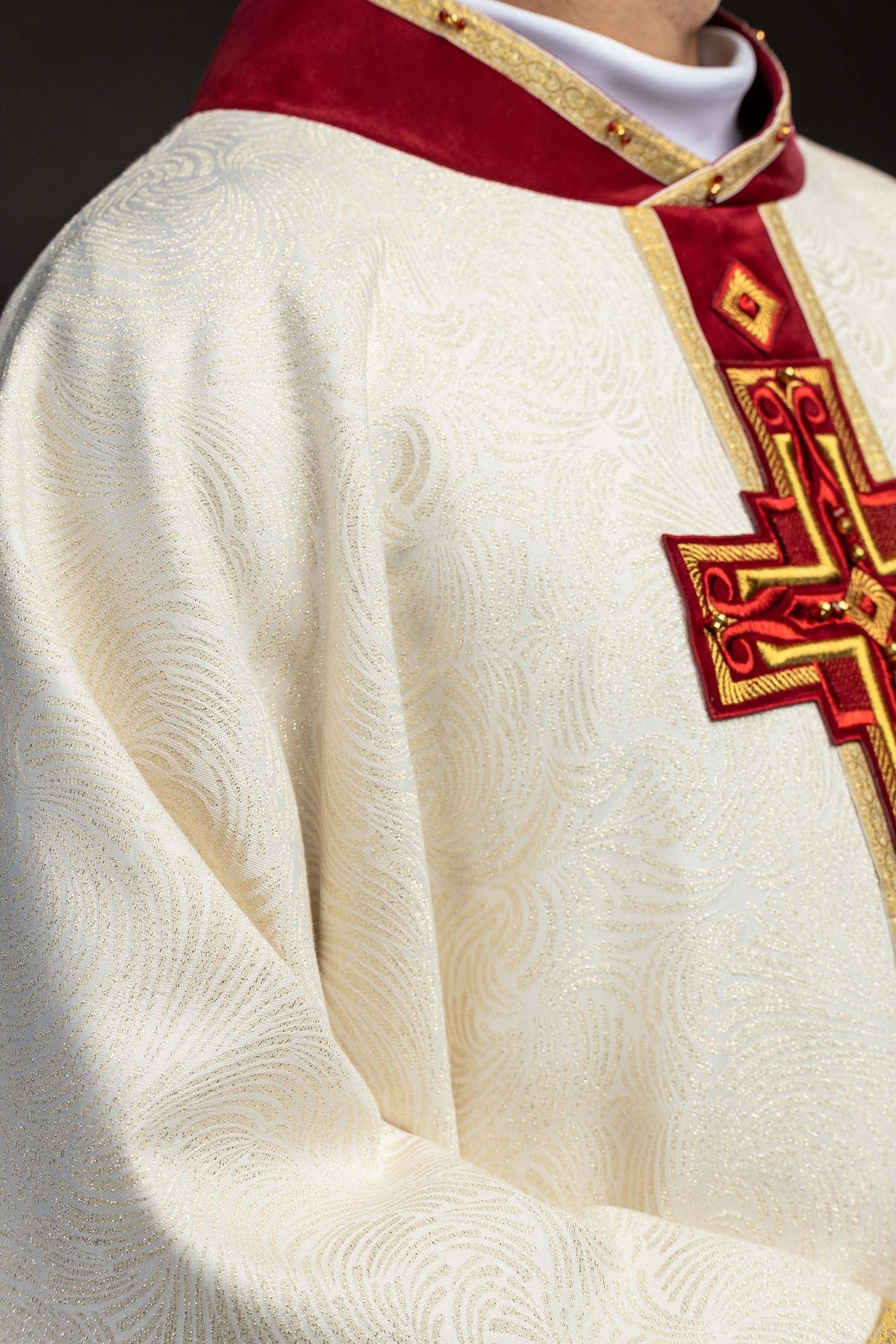 Casula com detalhe do tecido jacquard branco e faixa vermelha bordada
