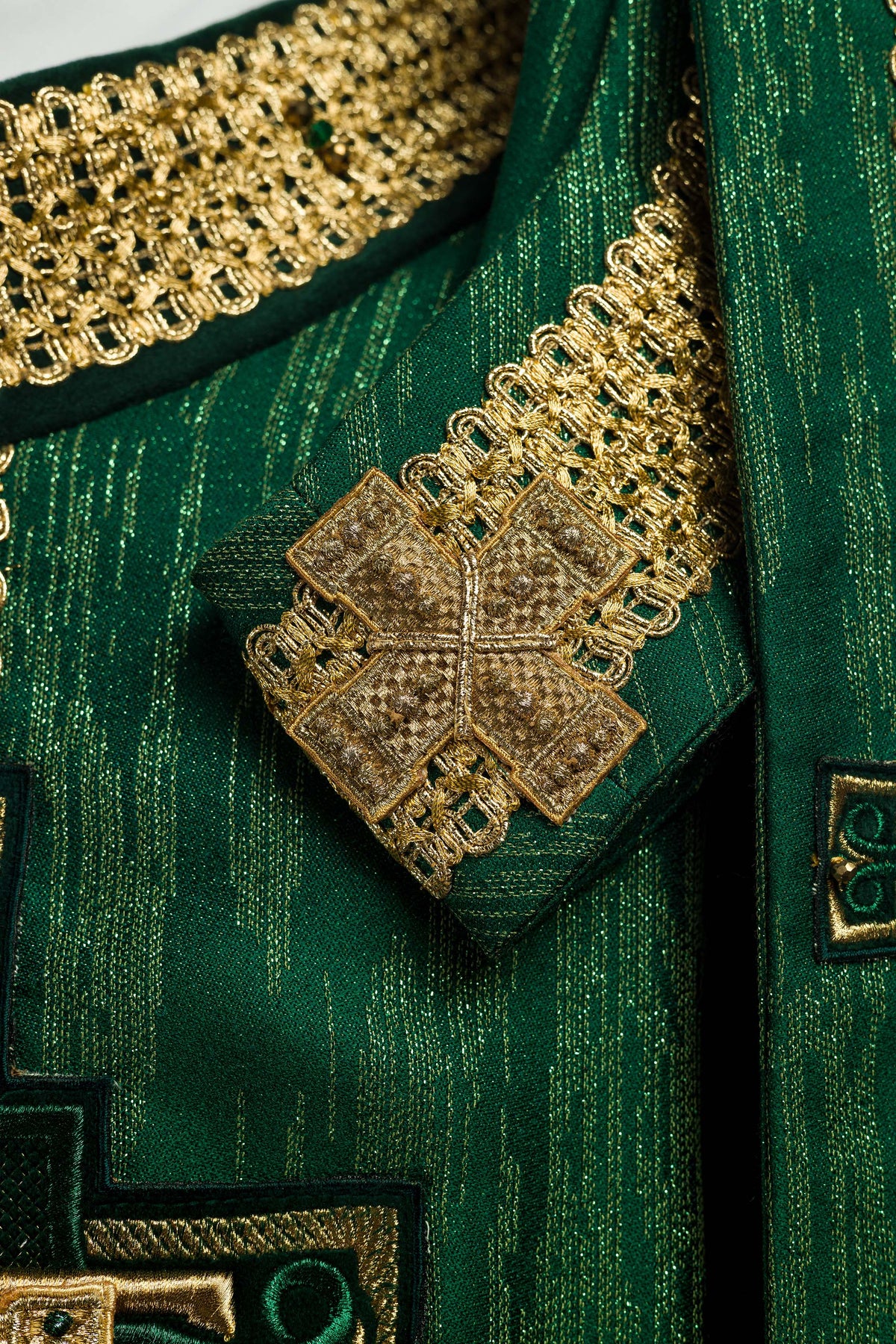 Casula verde Handmade 7015, detalhe das franjas douradas pendentes na manga