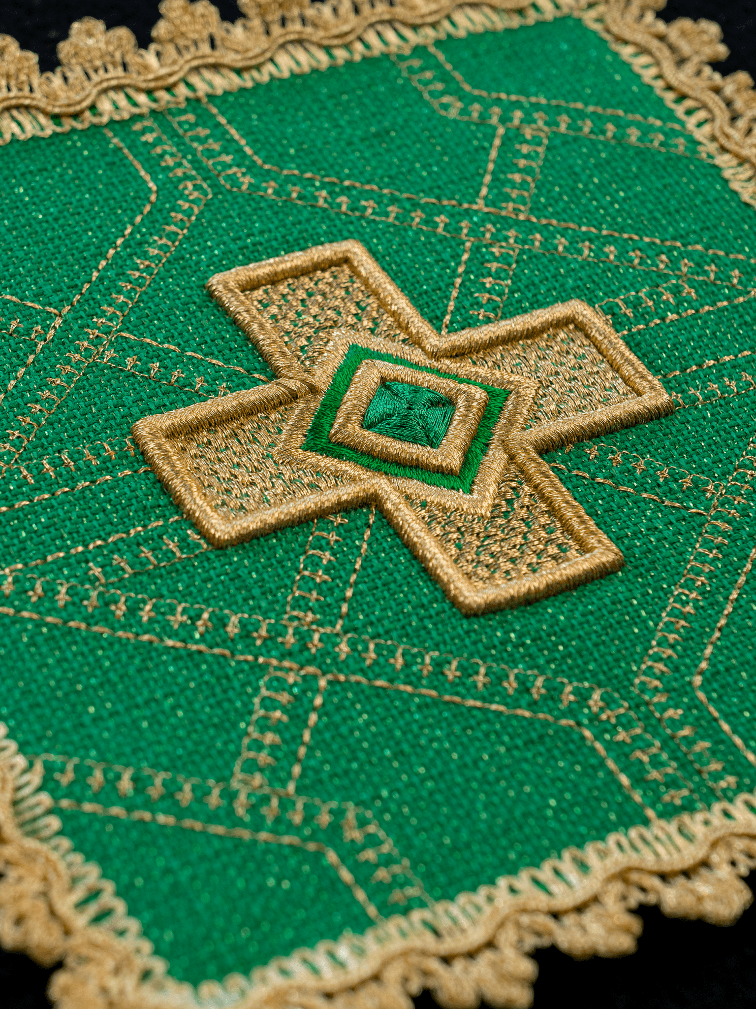 Conjunto de quatro palas com bordado dourado